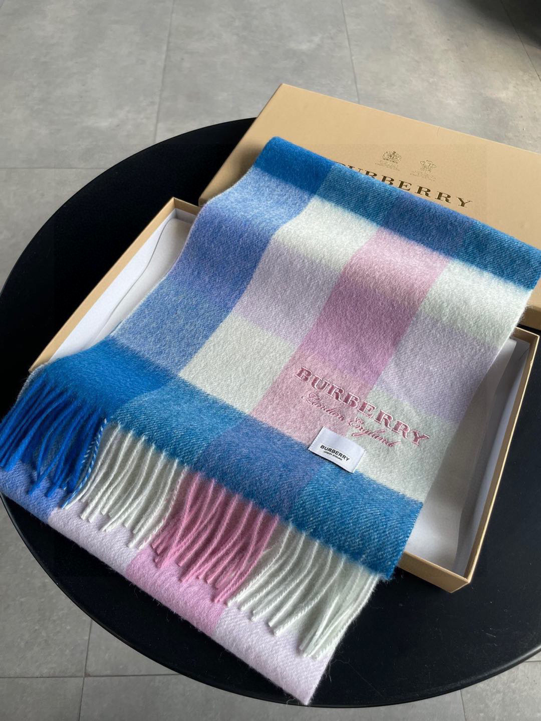 新款巴宝莉高品质进口羊绒字母logo刺绣围巾 惊爆上架 海外专柜最新男士女士情侣 羊绒围巾 国内专柜都没