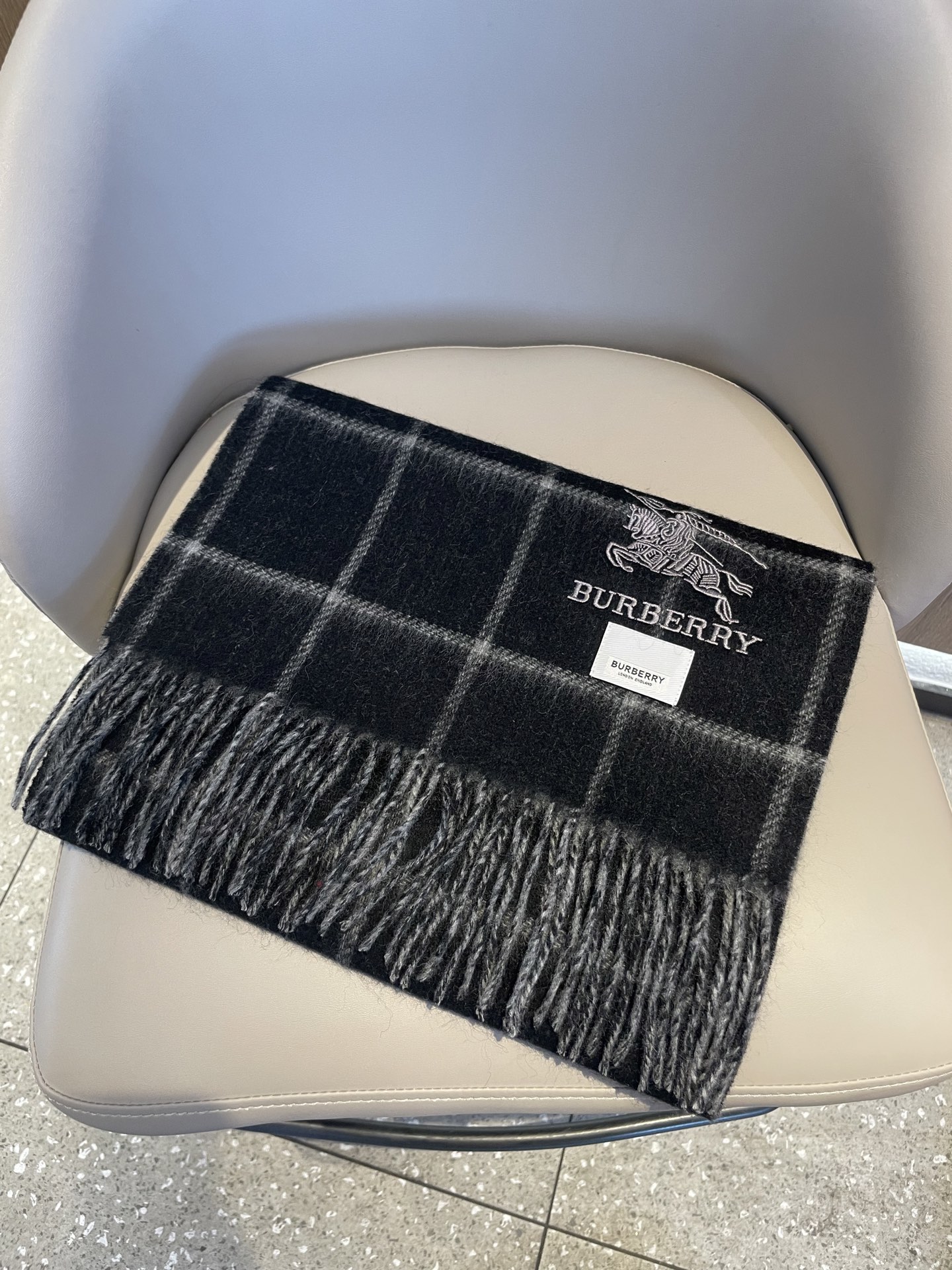 新款巴宝莉双面羊绒❗男女同款围巾且买且珍惜羊绒款😍~都是出口订单所以比较难遇❤东西讲究少而精😍好看的一定