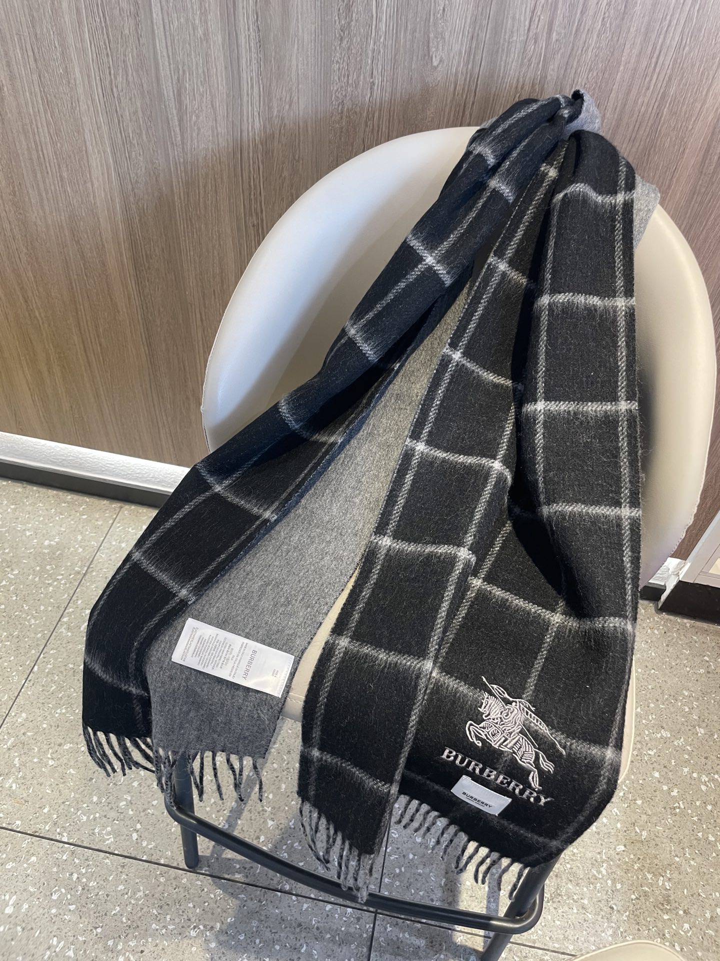 新款巴宝莉双面羊绒❗男女同款围巾且买且珍惜羊绒款😍~都是出口订单所以比较难遇❤东西讲究少而精😍好看的一定