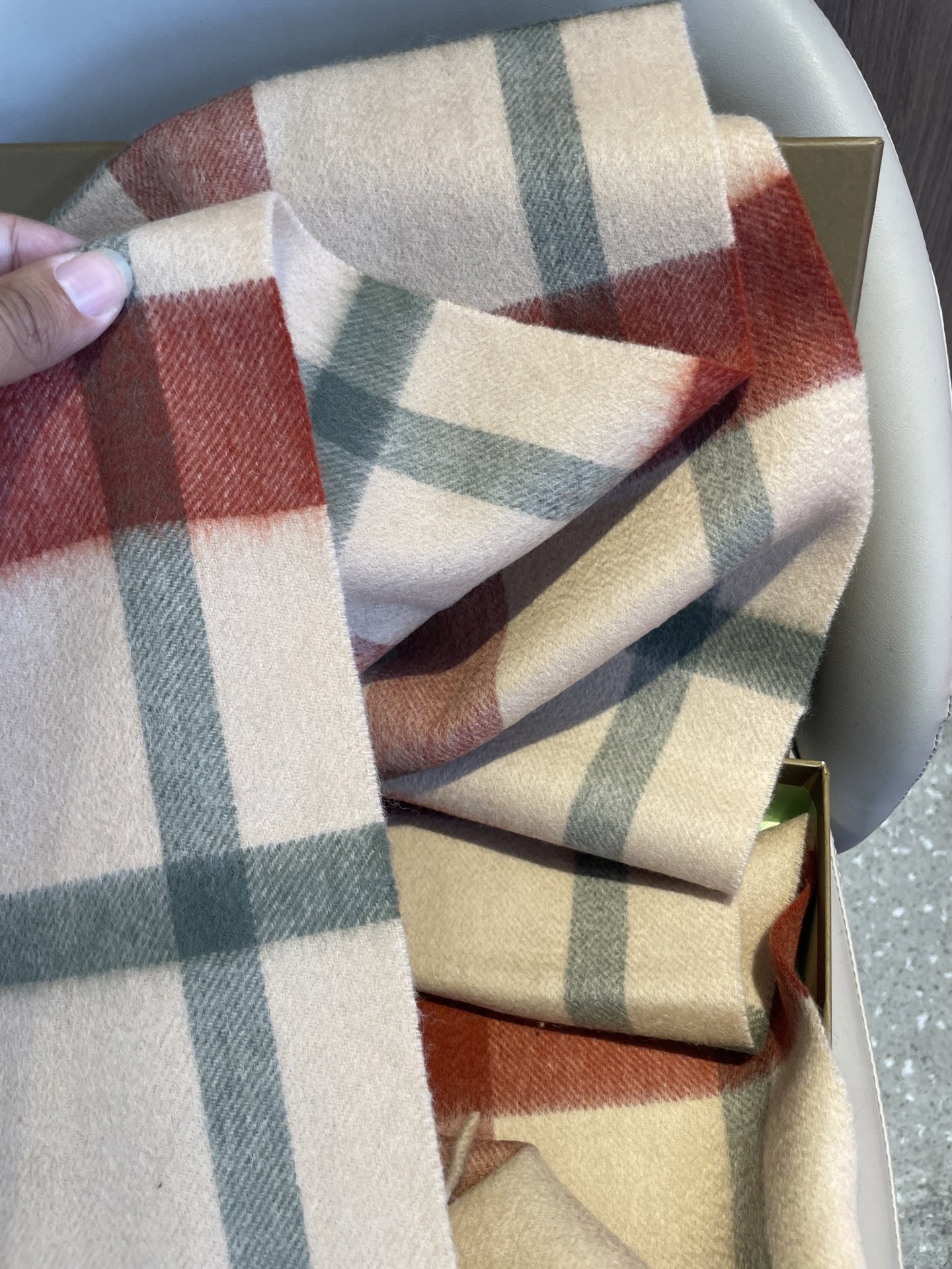 新款🐂牛货，巴宝莉男士女士（格纹战马刺绣）围巾，款式魅力，是经典大方‼面料采用的是客供的羔绒，细腻柔软度