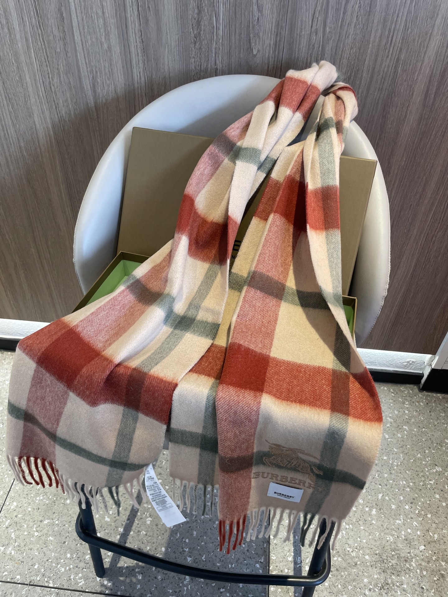 新款🐂牛货，巴宝莉男士女士（格纹战马刺绣）围巾，款式魅力，是经典大方‼面料采用的是客供的羔绒，细腻柔软度