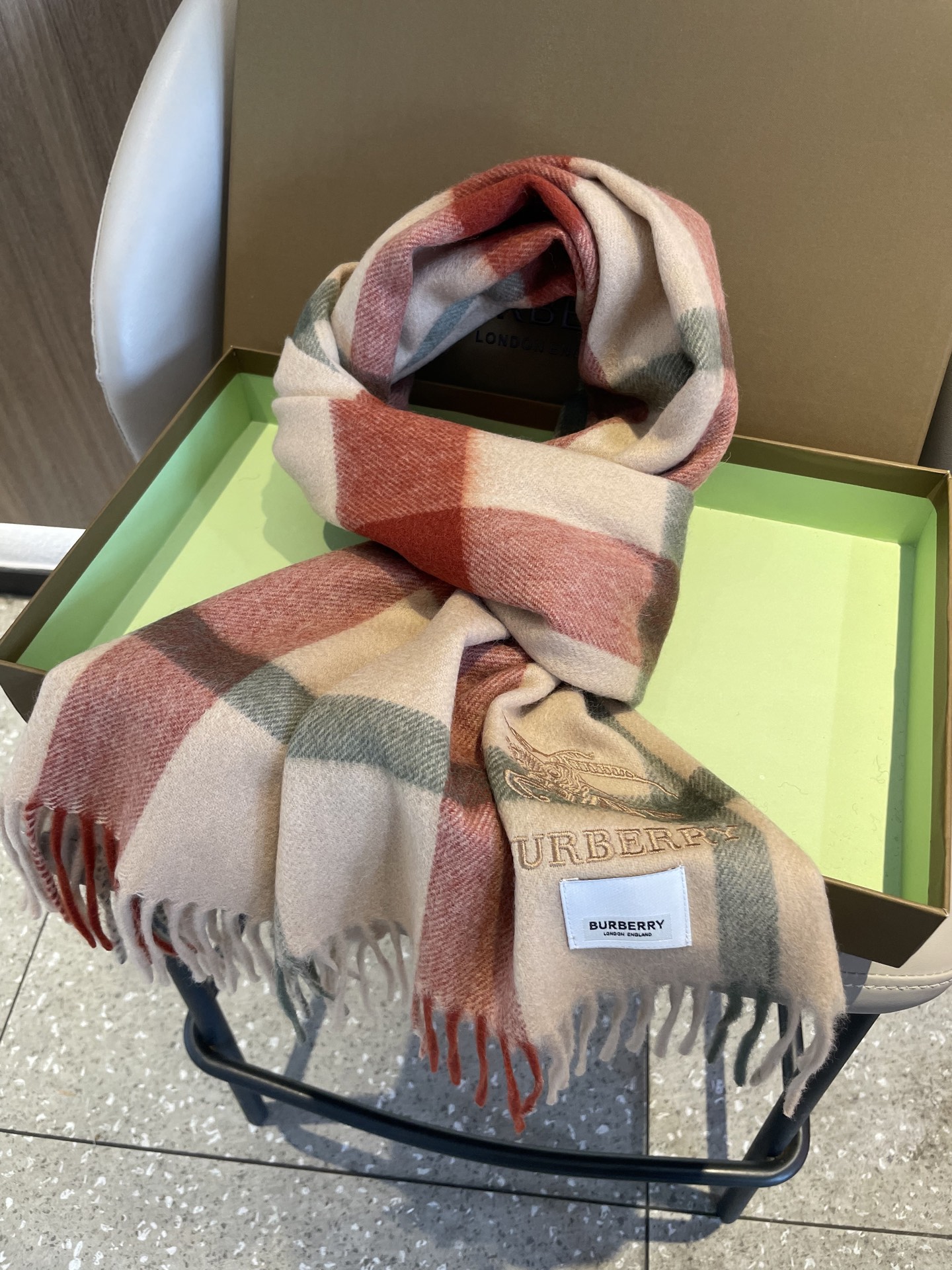 新款🐂牛货，巴宝莉男士女士（格纹战马刺绣）围巾，款式魅力，是经典大方‼面料采用的是客供的羔绒，细腻柔软度