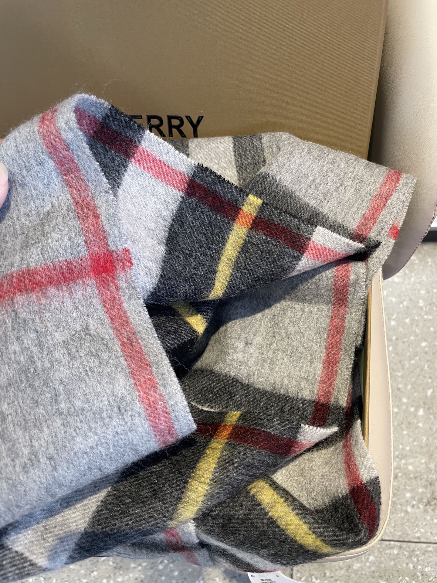 新款巴宝莉男士格子高级货❗️ 顶级出口尾单战马刺绣👍货不多，下手一定要快，真心美的让人非常非常心动 上身