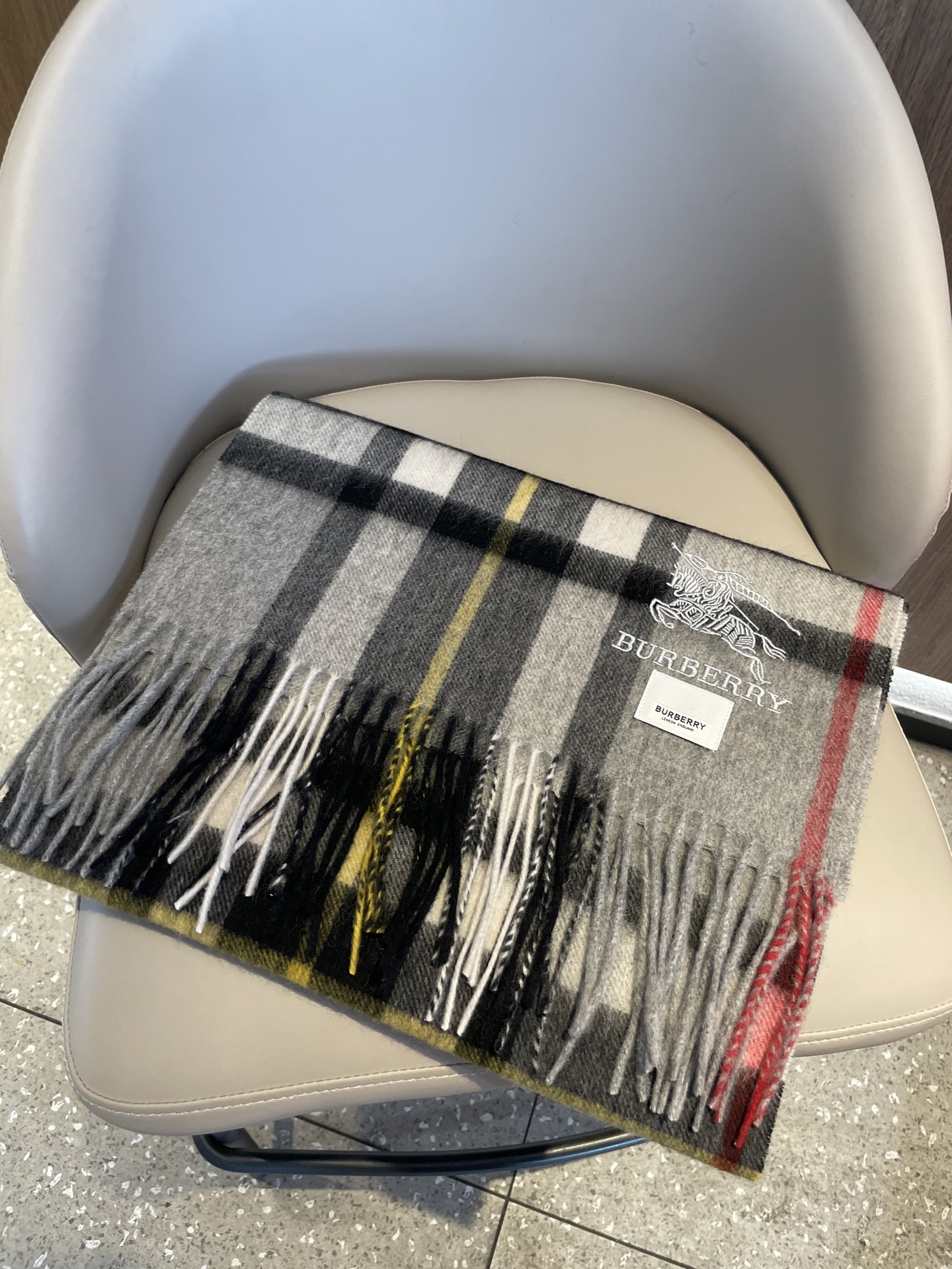 新款巴宝莉男士格子高级货❗️ 顶级出口尾单战马刺绣👍货不多，下手一定要快，真心美的让人非常非常心动 上身