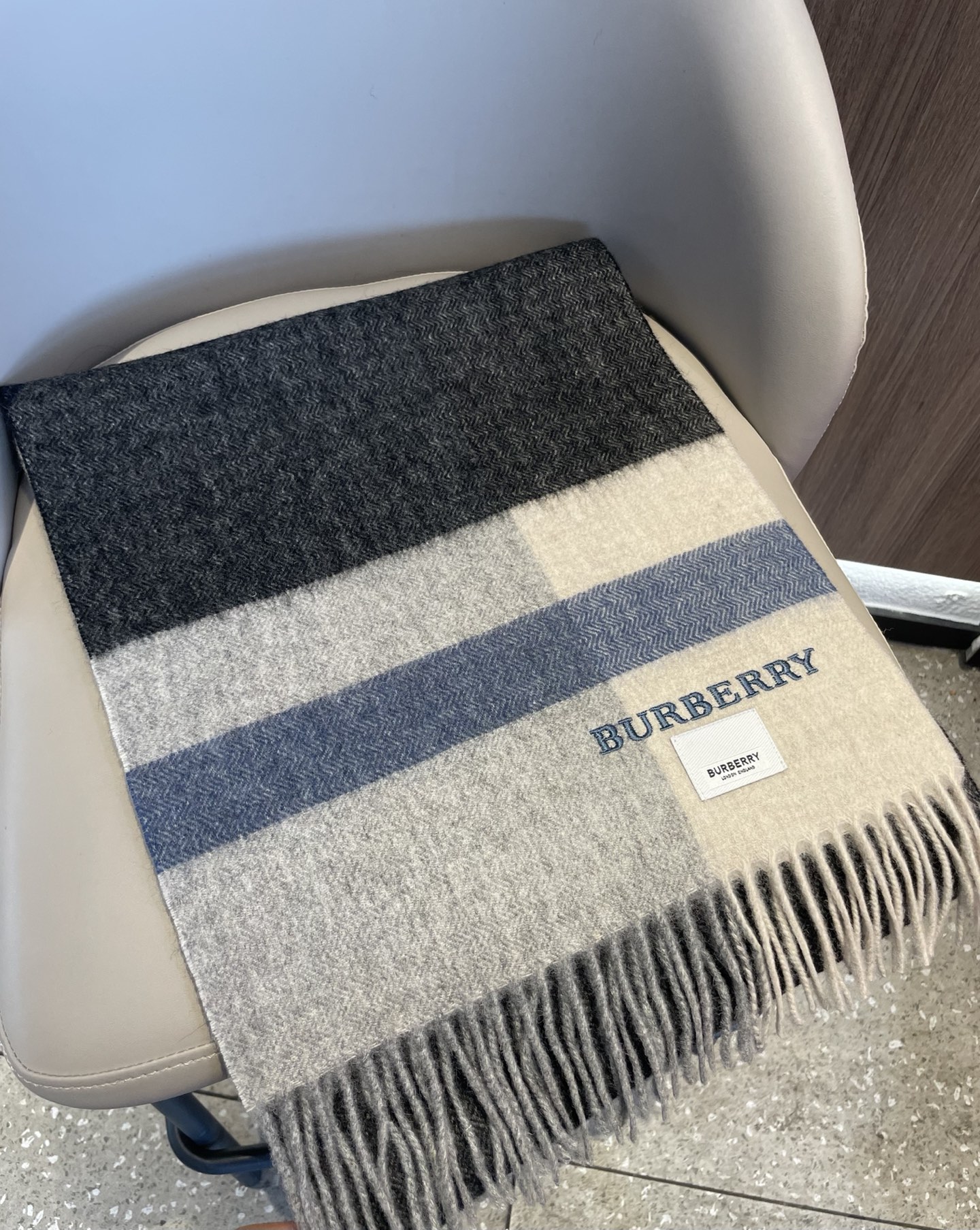 巴宝莉BURBERRY字母专柜款❗️ 顶级出口尾单刺绣👍货不多，下手一定要快，真心美的让人非常非常心动 