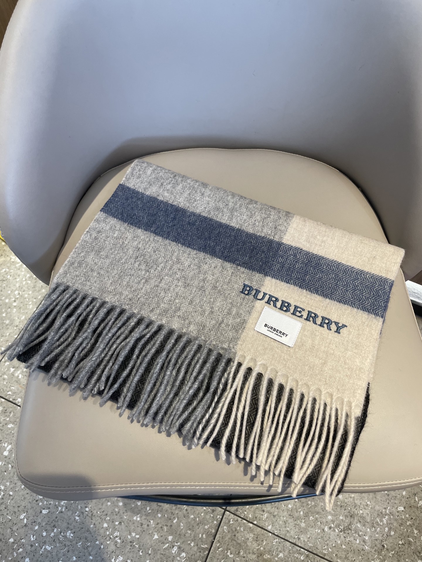 巴宝莉BURBERRY字母专柜款❗️ 顶级出口尾单刺绣👍货不多，下手一定要快，真心美的让人非常非常心动 