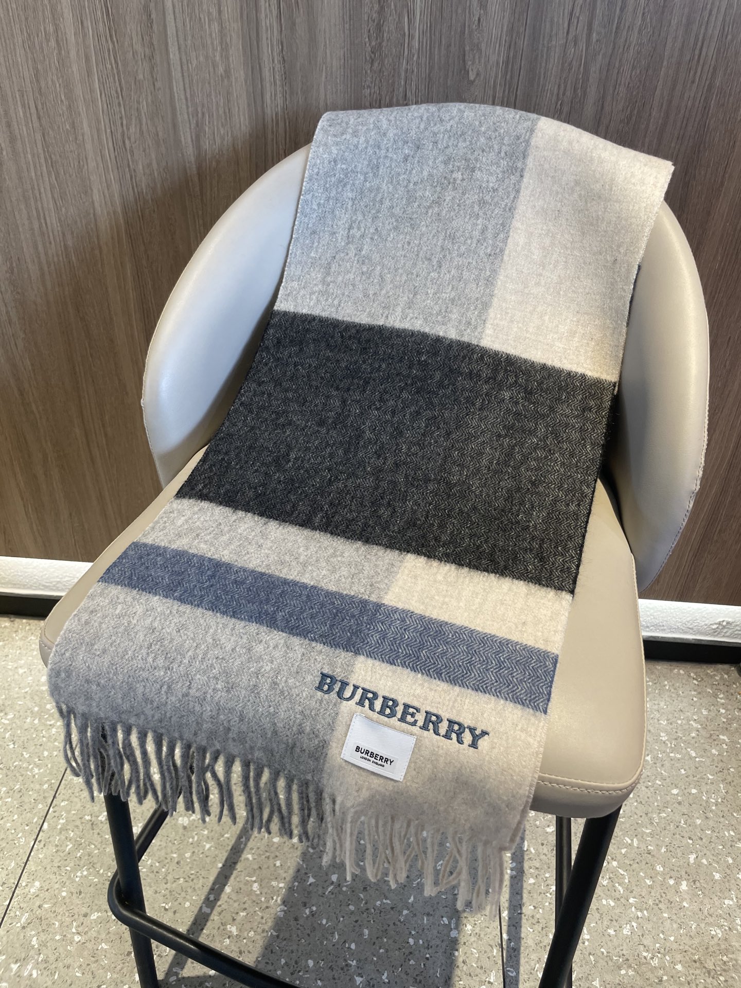 巴宝莉BURBERRY字母专柜款❗️ 顶级出口尾单刺绣👍货不多，下手一定要快，真心美的让人非常非常心动 