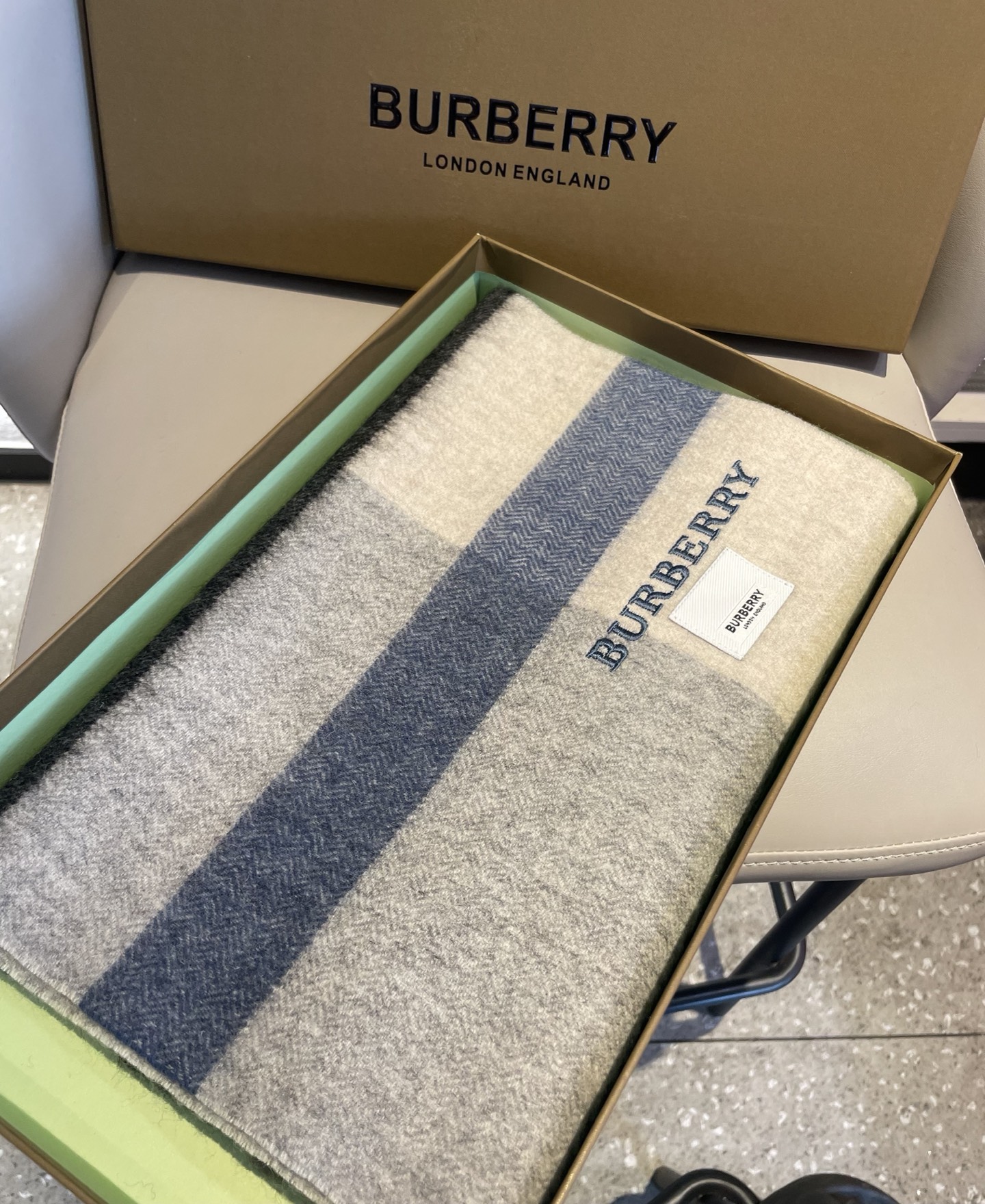 巴宝莉BURBERRY字母专柜款❗️ 顶级出口尾单刺绣👍货不多，下手一定要快，真心美的让人非常非常心动 