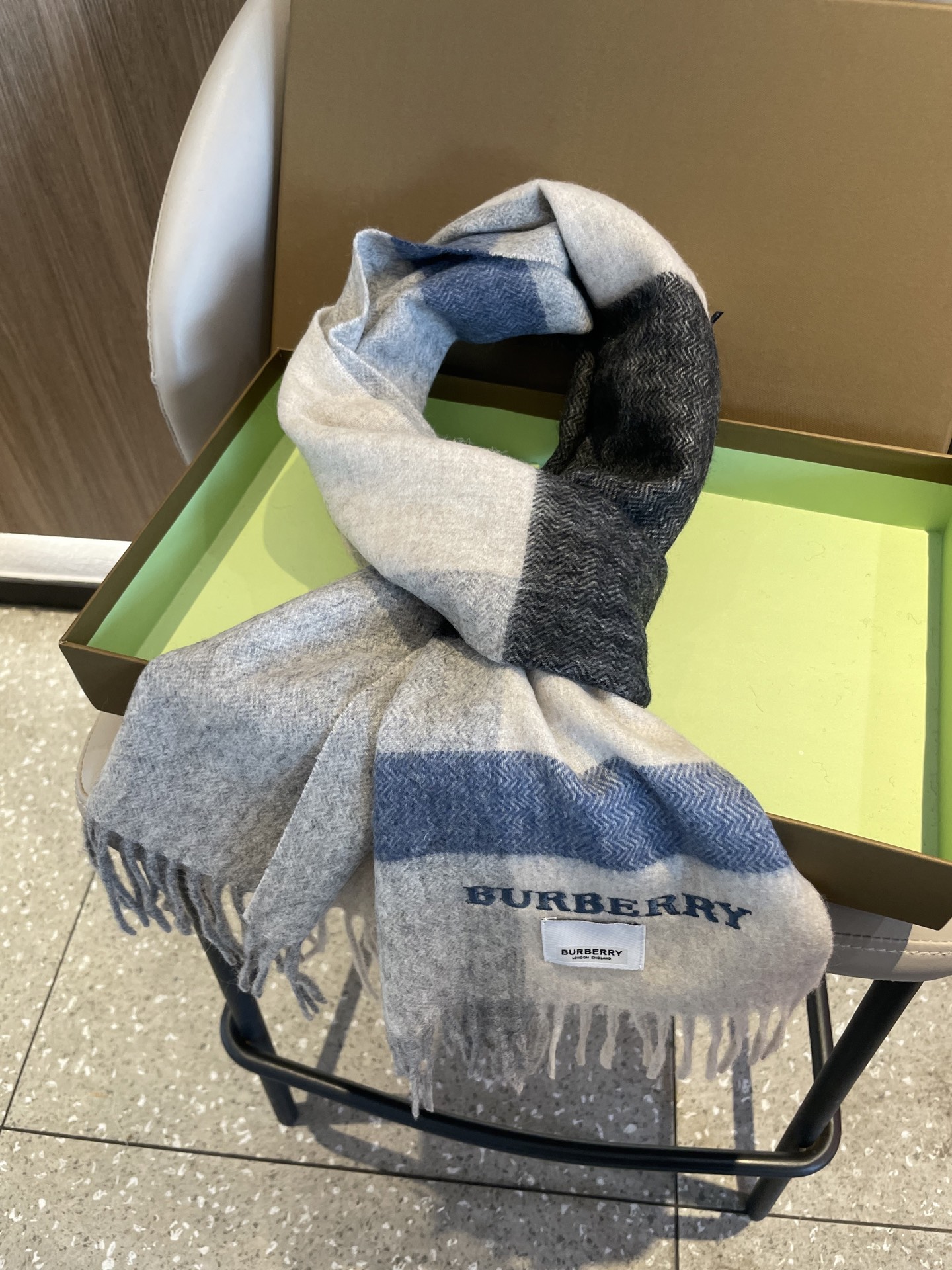 巴宝莉BURBERRY字母专柜款❗️ 顶级出口尾单刺绣👍货不多，下手一定要快，真心美的让人非常非常心动 