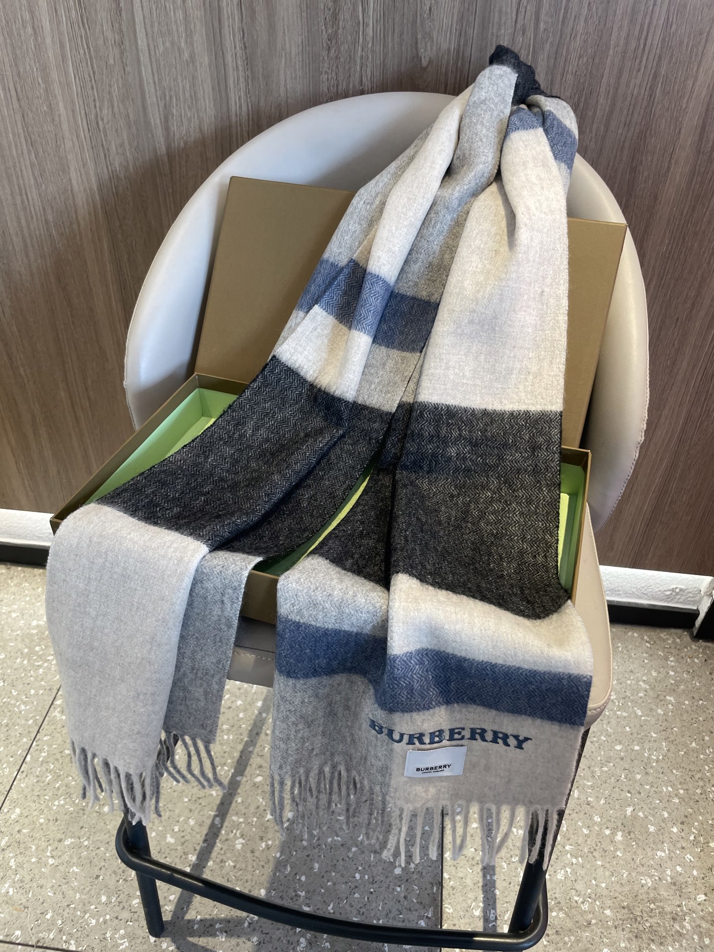 巴宝莉BURBERRY字母专柜款❗️ 顶级出口尾单刺绣👍货不多，下手一定要快，真心美的让人非常非常心动 