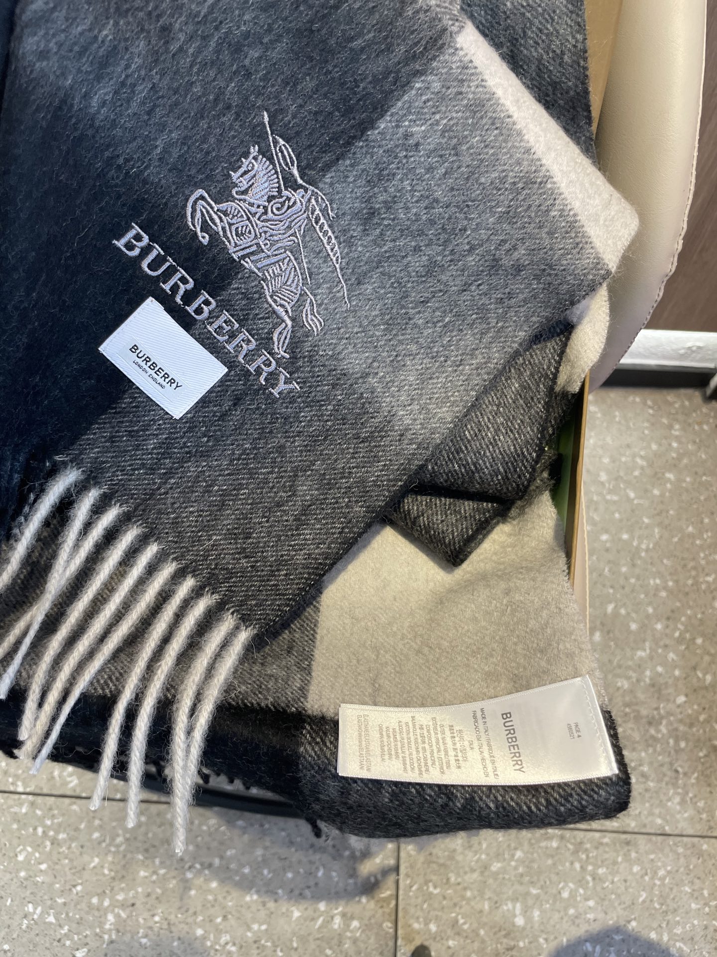 新款巴宝莉男士格子高级货❗️ 顶级出口尾单战马刺绣👍货不多，下手一定要快，真心美的让人非常非常心动 上身