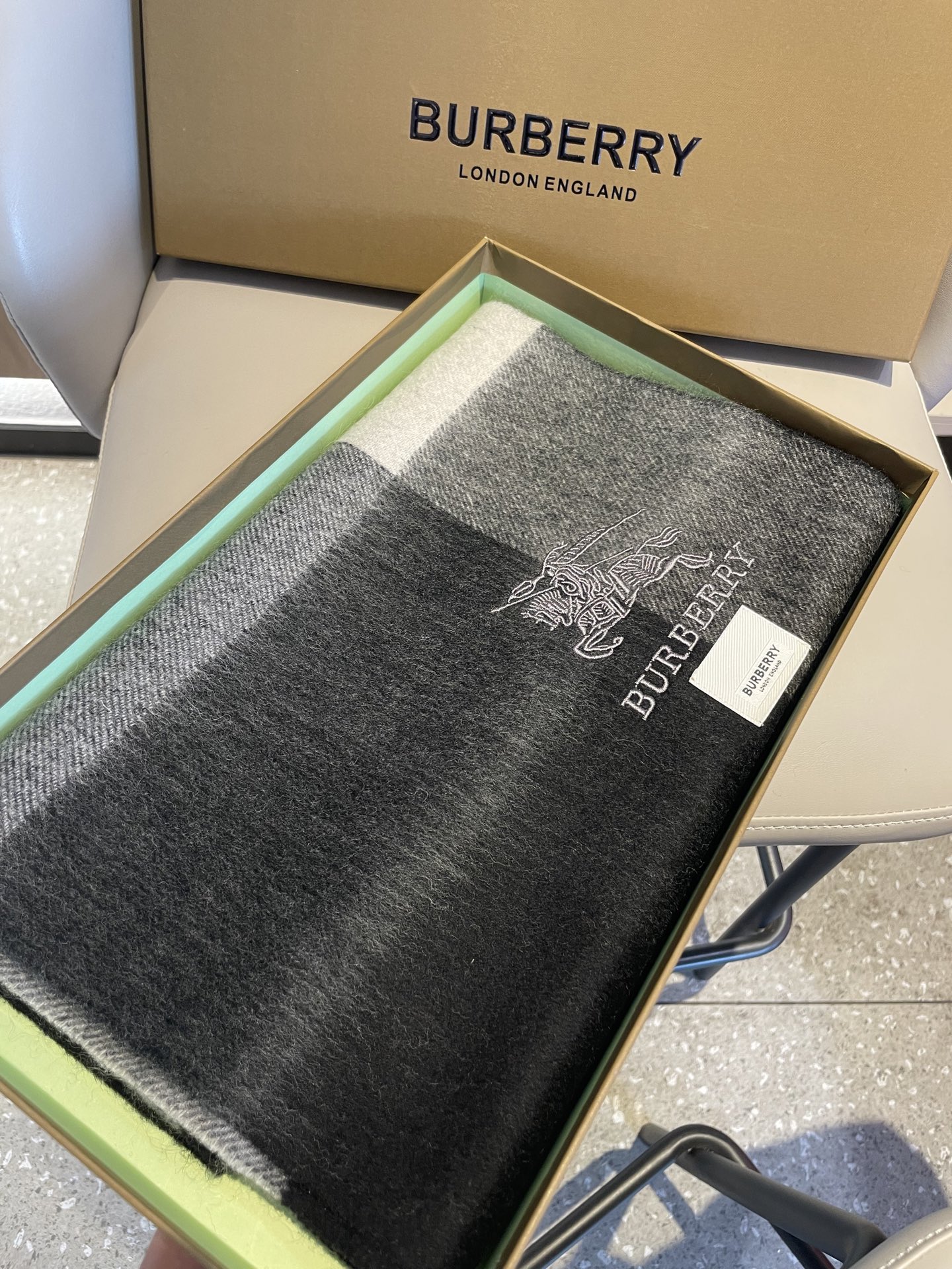 新款巴宝莉男士格子高级货❗️ 顶级出口尾单战马刺绣👍货不多，下手一定要快，真心美的让人非常非常心动 上身