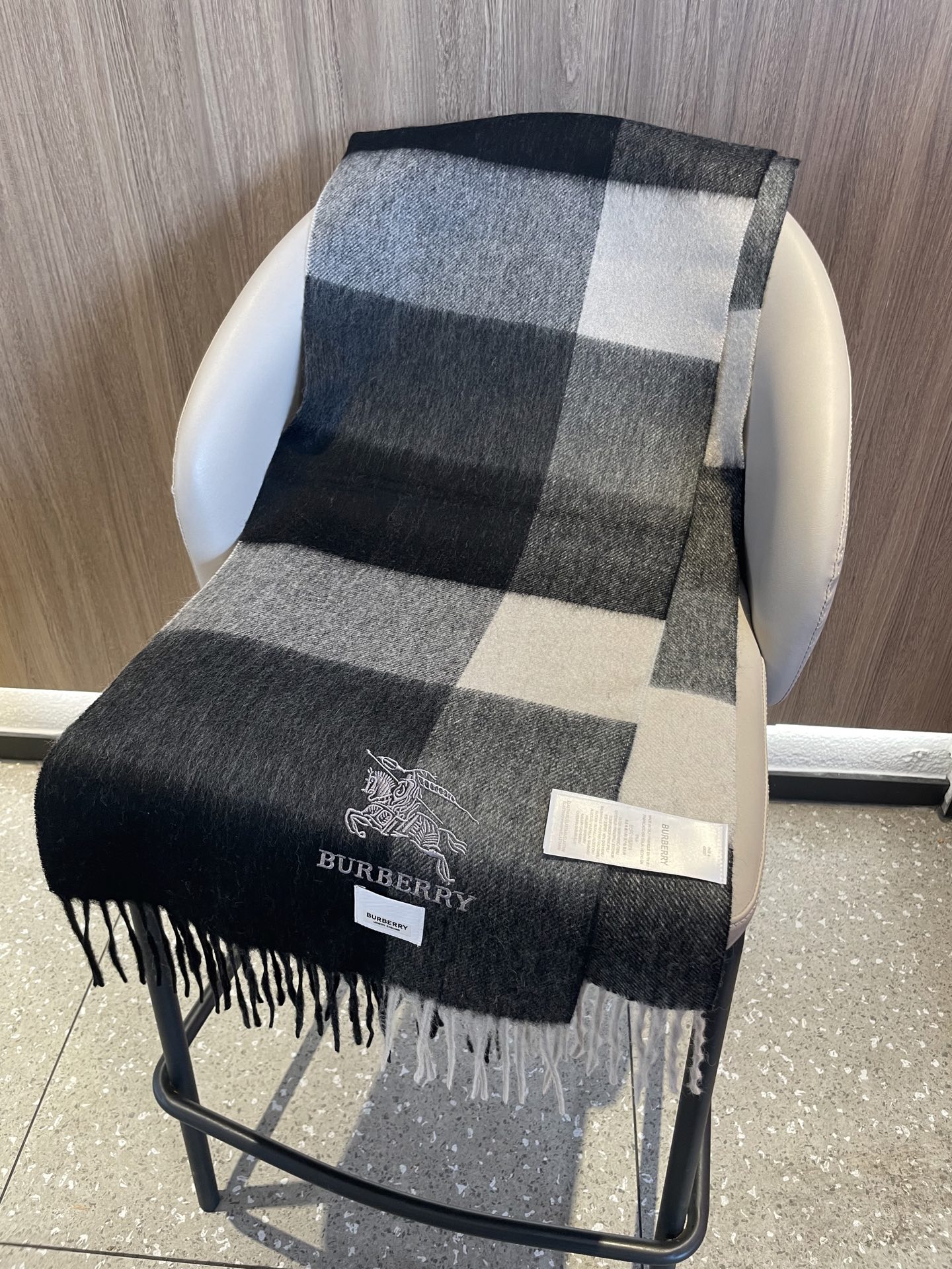 新款巴宝莉男士格子高级货❗️ 顶级出口尾单战马刺绣👍货不多，下手一定要快，真心美的让人非常非常心动 上身