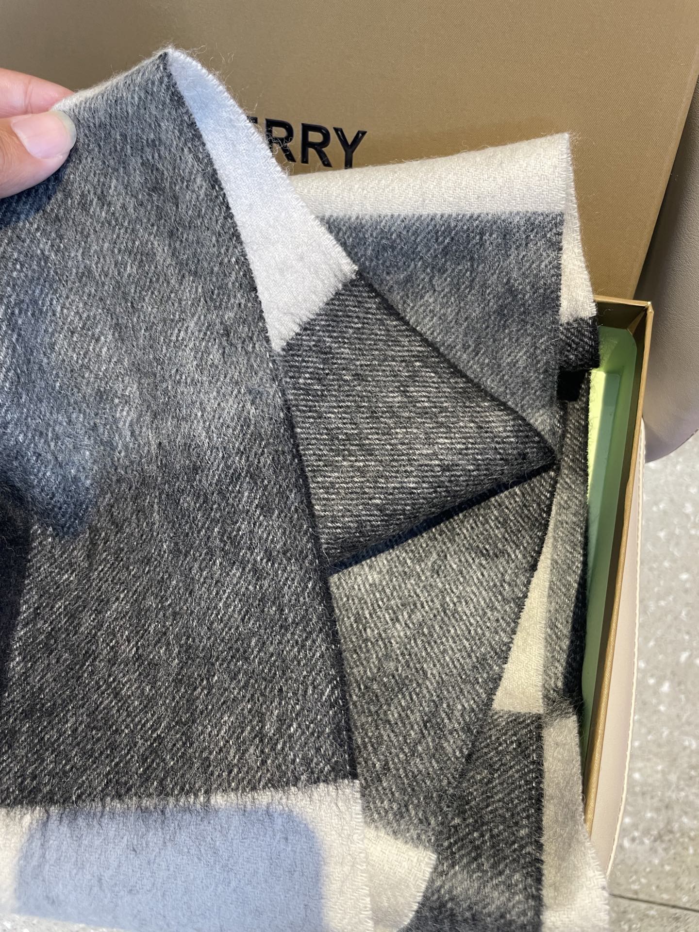 新款巴宝莉男士格子高级货❗️ 顶级出口尾单战马刺绣👍货不多，下手一定要快，真心美的让人非常非常心动 上身