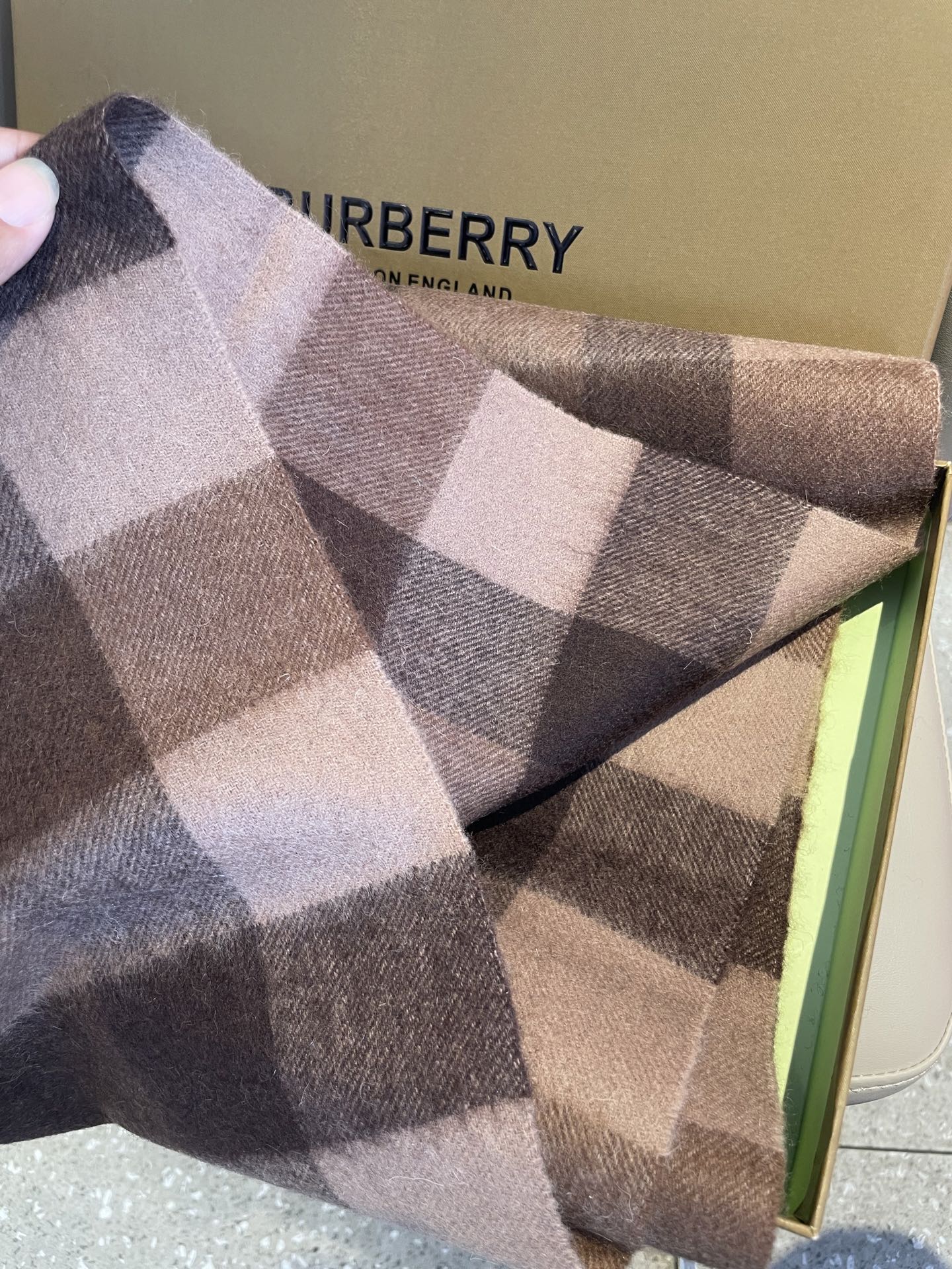 新款巴宝莉男士格子高级货❗️设计风格采用格子纹图案，带有品牌标志性的骑士纹章刺绣和“BURBERRY”标