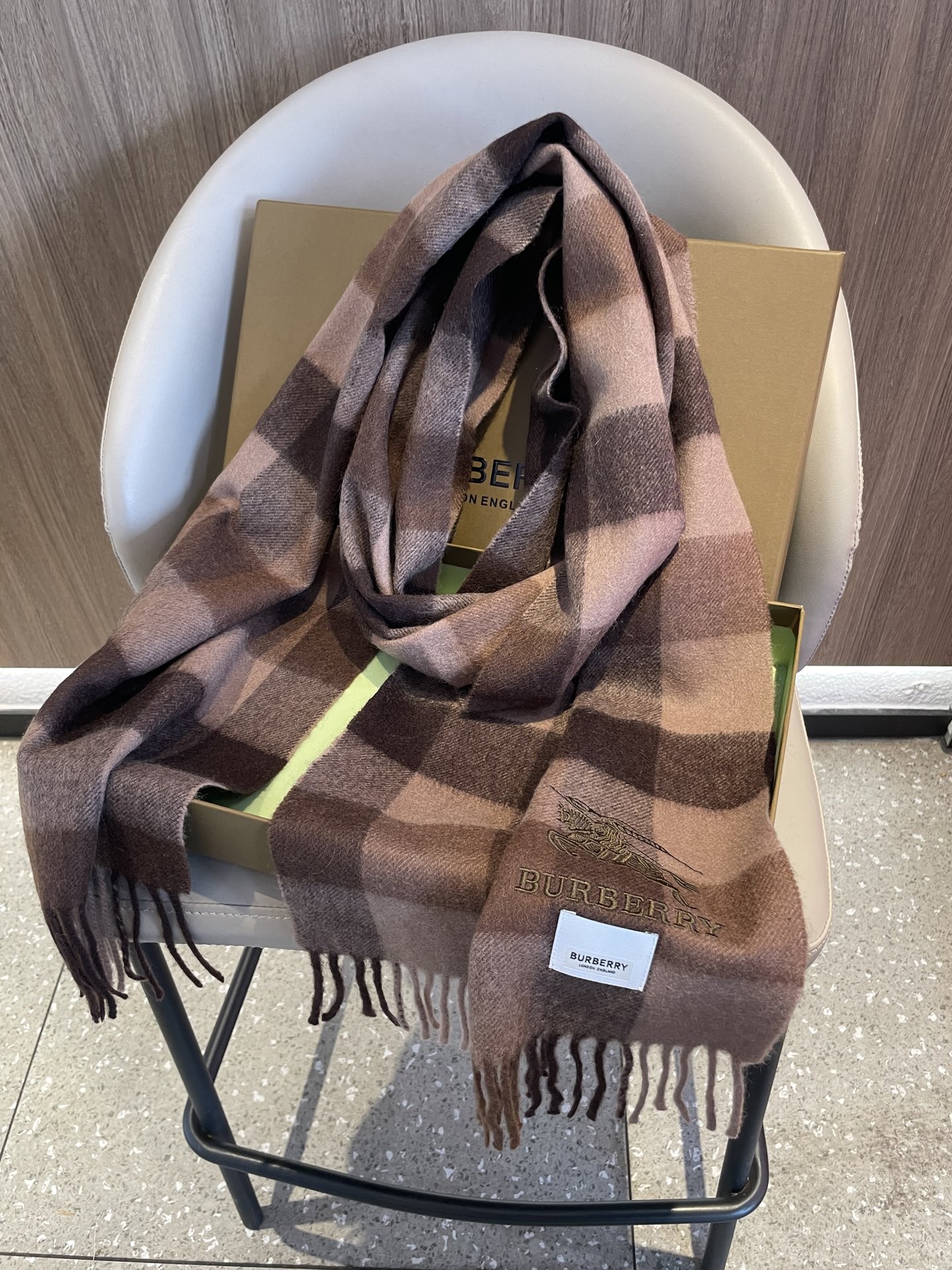 新款巴宝莉男士格子高级货❗️设计风格采用格子纹图案，带有品牌标志性的骑士纹章刺绣和“BURBERRY”标