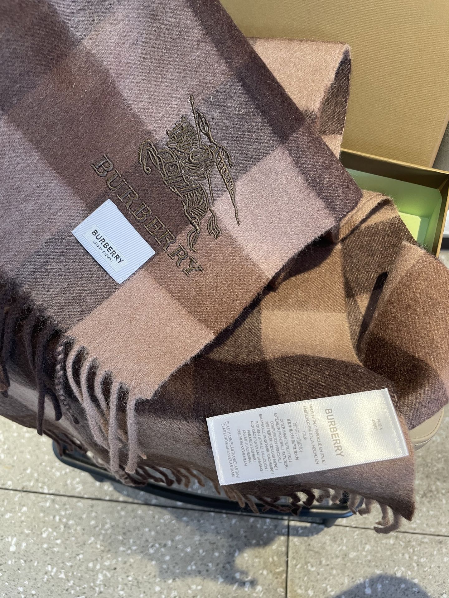 新款巴宝莉男士格子高级货❗️设计风格采用格子纹图案，带有品牌标志性的骑士纹章刺绣和“BURBERRY”标