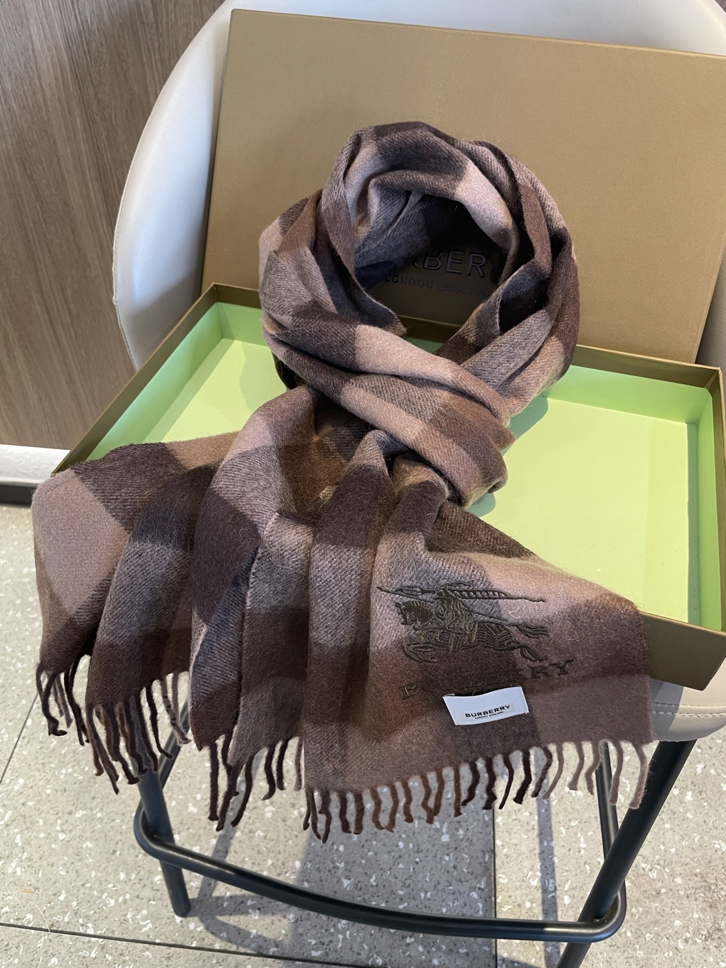 新款巴宝莉男士格子高级货❗️设计风格采用格子纹图案，带有品牌标志性的骑士纹章刺绣和“BURBERRY”标