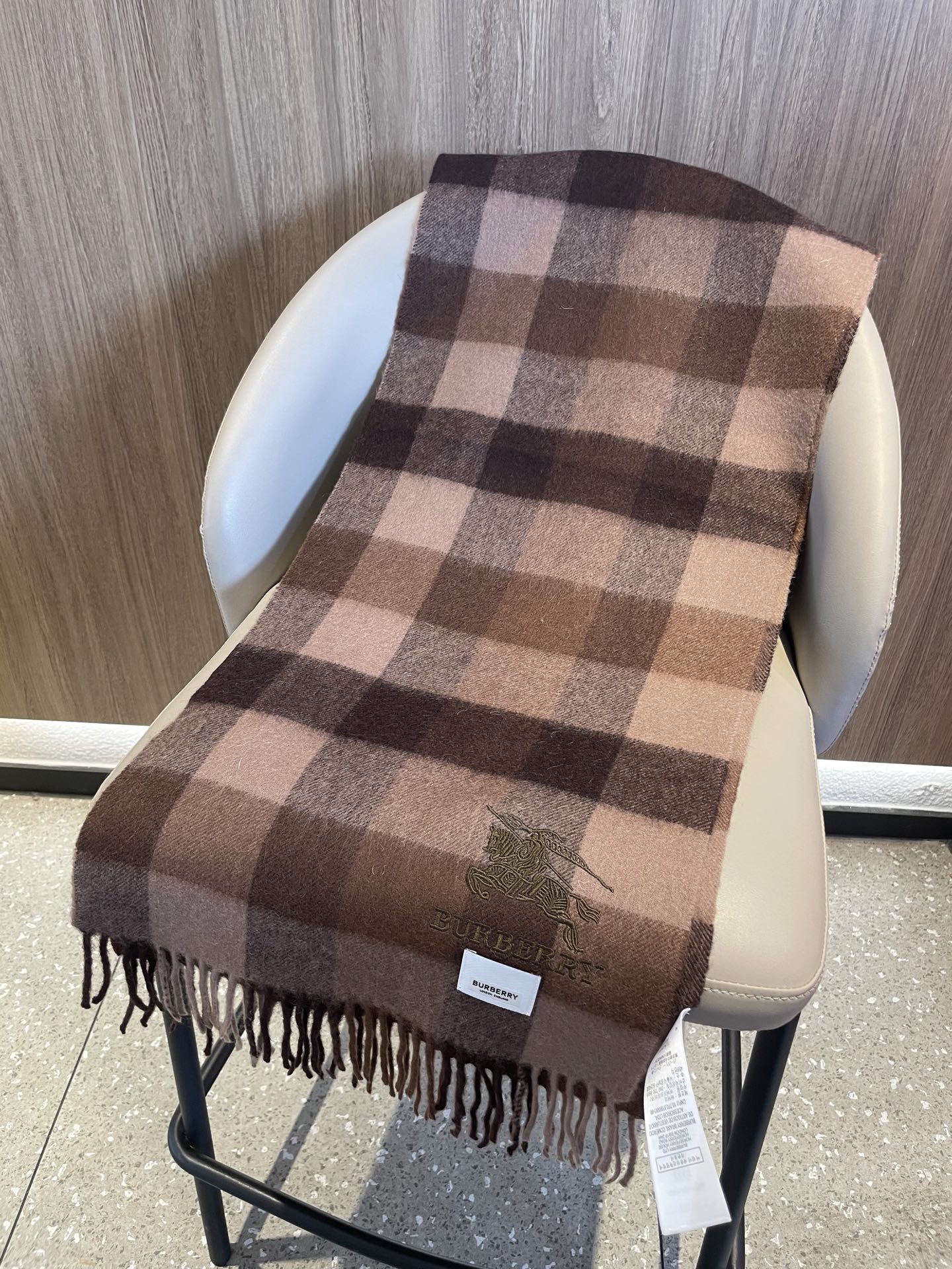 新款巴宝莉男士格子高级货❗️设计风格采用格子纹图案，带有品牌标志性的骑士纹章刺绣和“BURBERRY”标