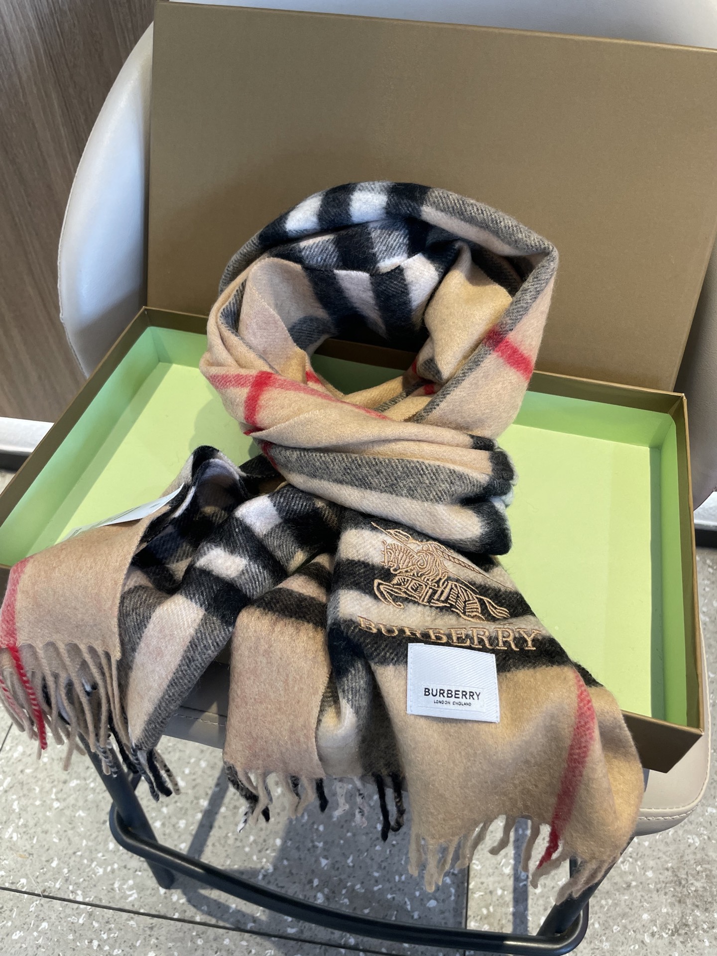 🔥巴宝莉经典格纹战马刺绣男女福利款❗️😍殿堂级御用芭芭家战马的经典格羊毛围巾🧣独家渠道货bulingbu