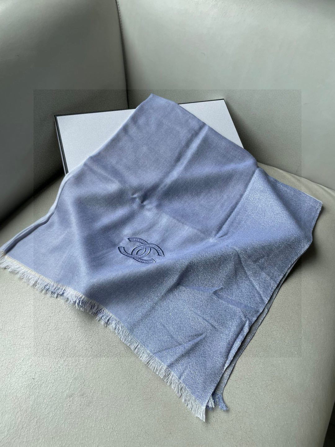 新款香奈儿顶级旷世绝美👼，👏小香风绝美百搭款💋专柜限量哦‼有钱都很难订到💛💙💜顶级纯羊绒，品质上乘✨精美