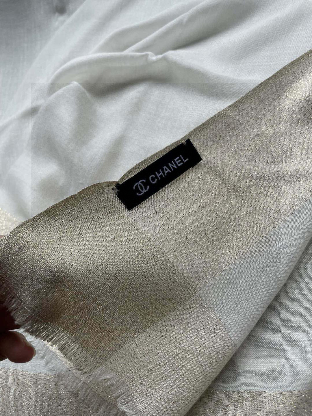 新款香奈儿顶级旷世绝美👼，👏小香风绝美百搭款💋专柜限量哦‼有钱都很难订到💛💙💜顶级纯羊绒，品质上乘✨精美