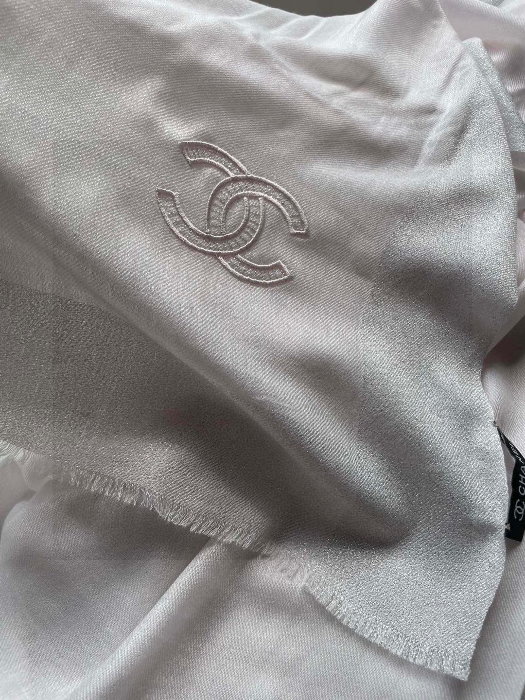 新款香奈儿顶级旷世绝美👼，👏小香风绝美百搭款💋专柜限量哦‼有钱都很难订到💛💙💜顶级纯羊绒，品质上乘✨精美