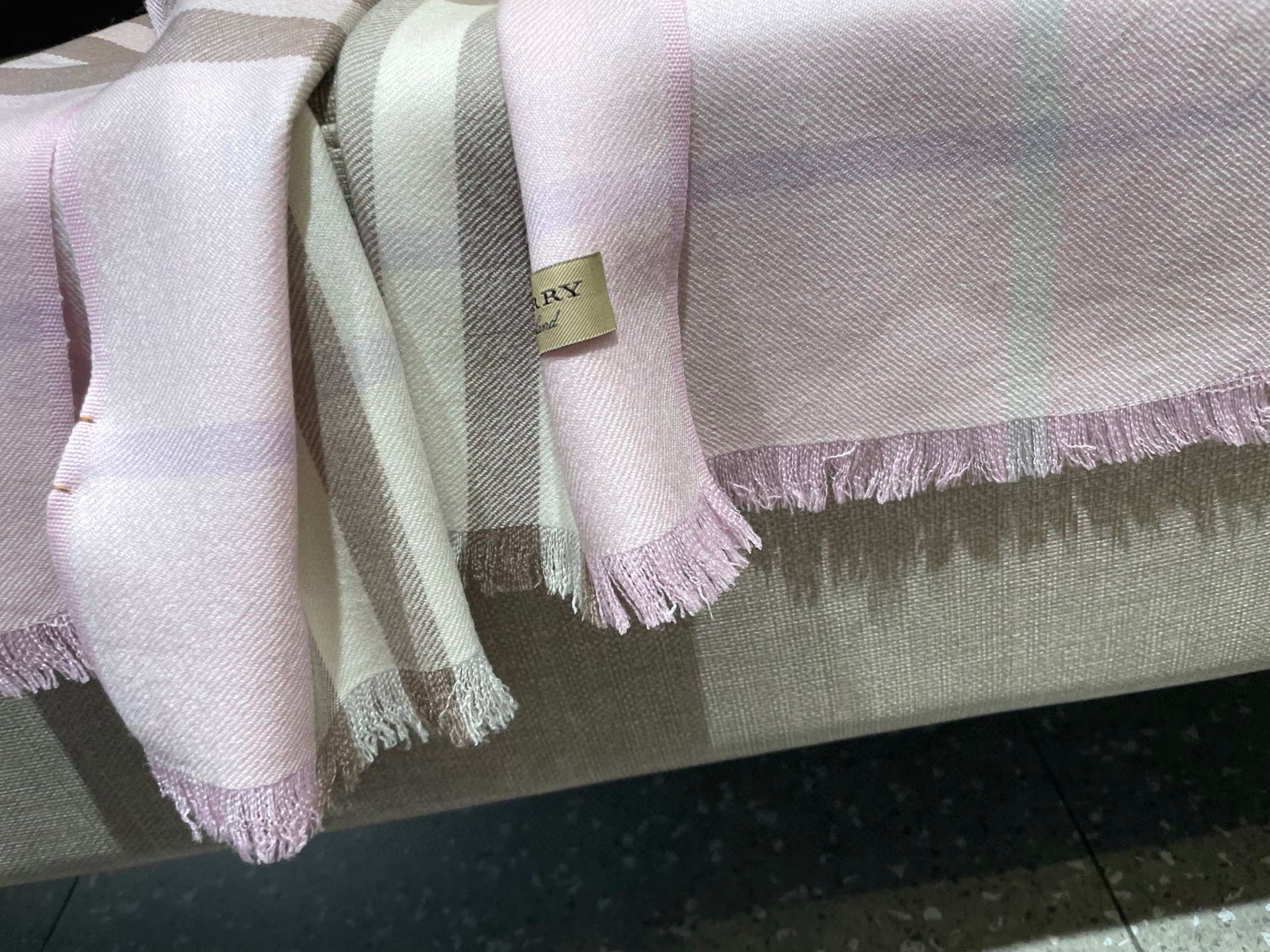 同步官网，巴宝莉经典时尚的情怀。日常时髦实用款】Burberry新款，真的无敌时髦百搭！！独有的格调，这