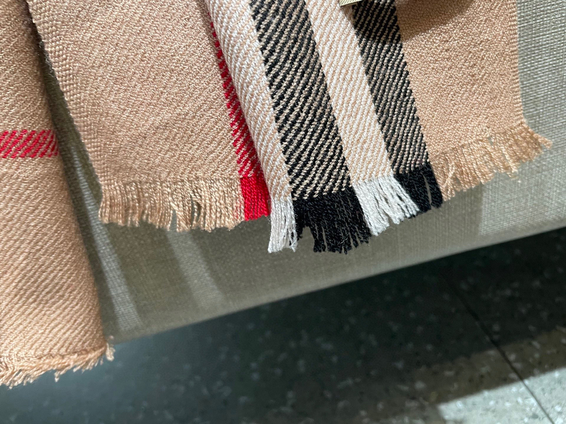 同步官网，巴宝莉经典时尚的情怀。日常时髦实用款】Burberry新款，真的无敌时髦百搭！！独有的格调，这