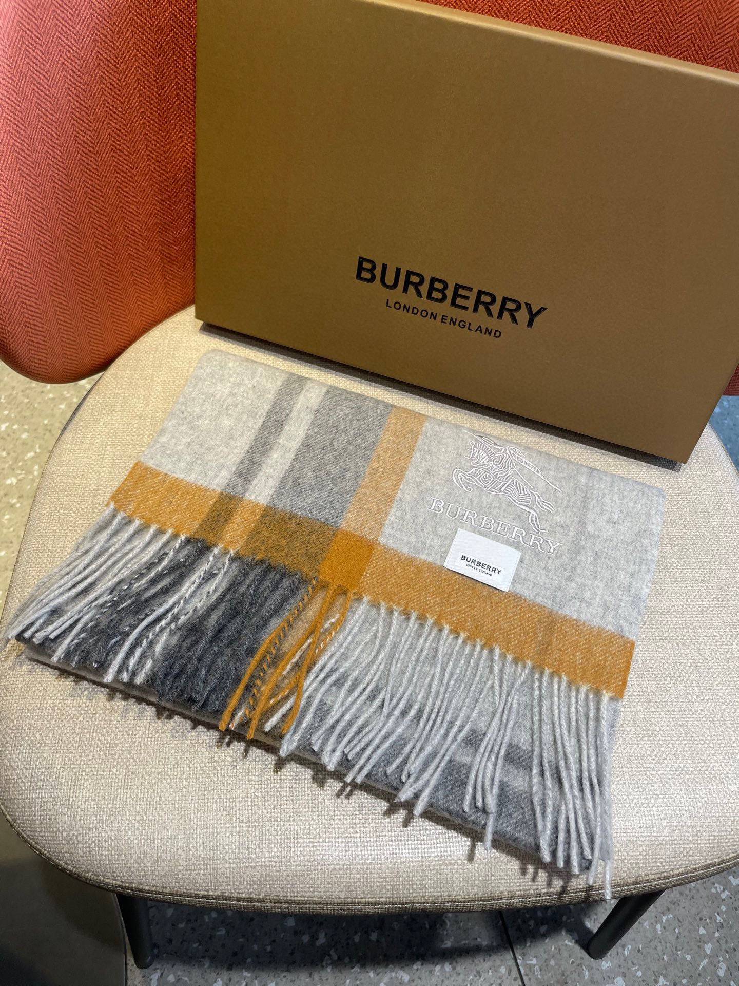 巴宝莉Bur羊绒格子好看的要疯掉了，太有型太有魅力了！！！非常斯文时尚的秋冬单品！真的很喜欢，非常Cla