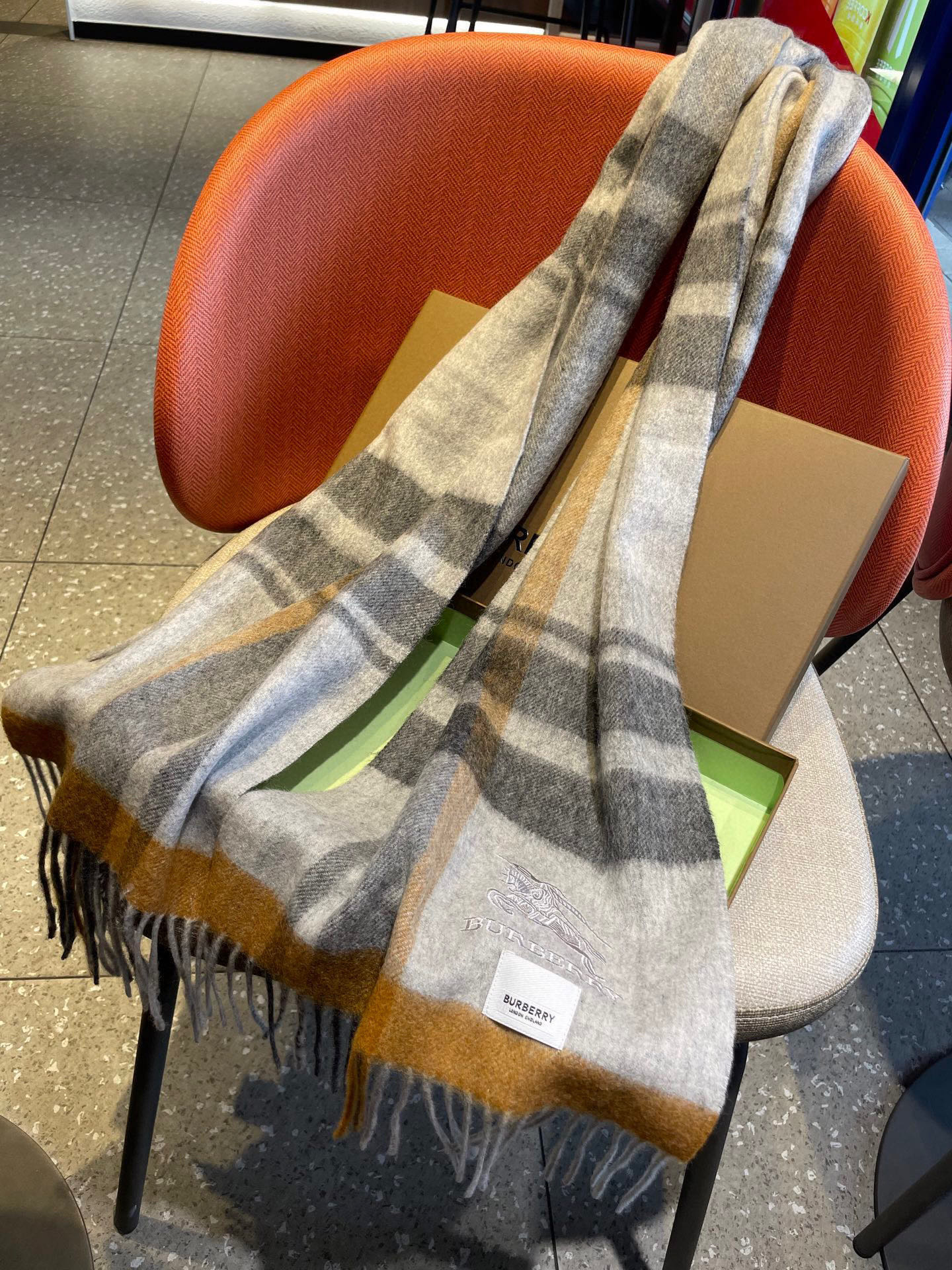 巴宝莉Bur羊绒格子好看的要疯掉了，太有型太有魅力了！！！非常斯文时尚的秋冬单品！真的很喜欢，非常Cla