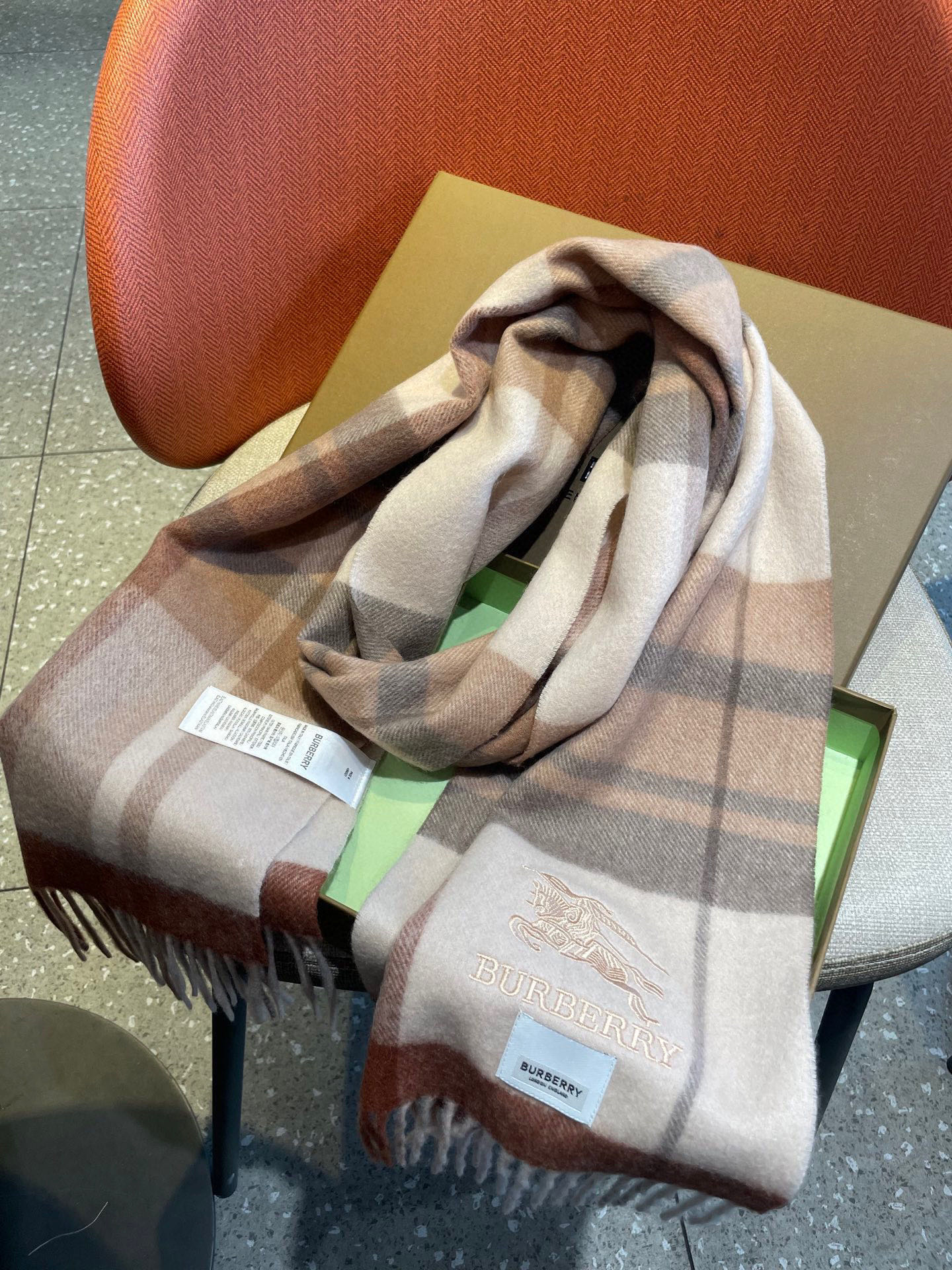 巴宝莉Bur羊绒格子好看的要疯掉了，太有型太有魅力了！！！非常斯文时尚的秋冬单品！真的很喜欢，非常Cla