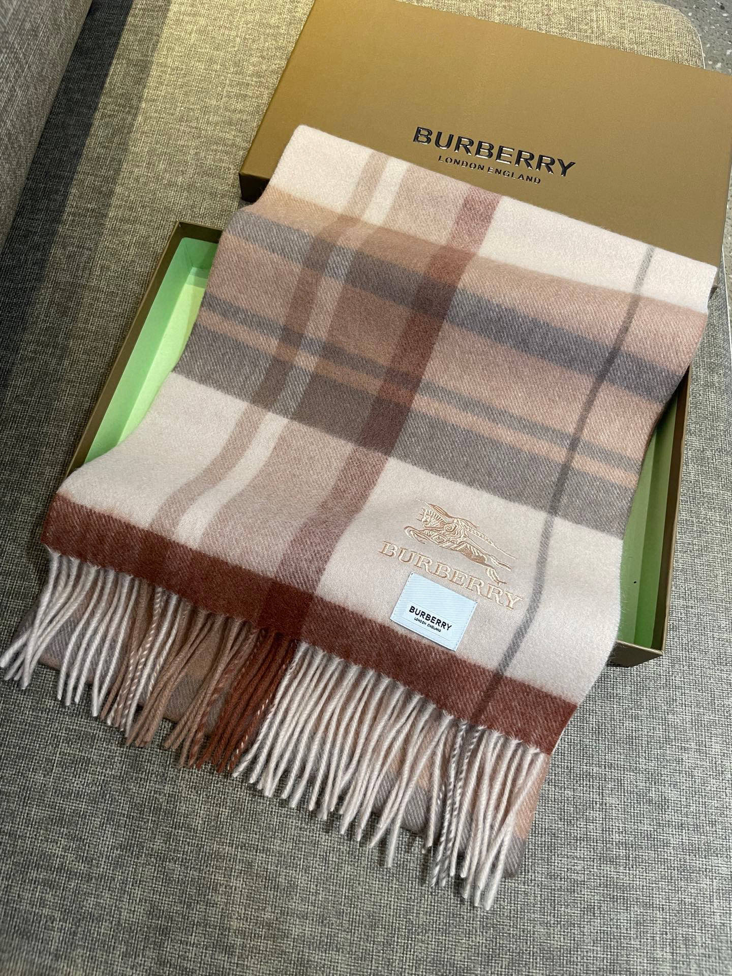 巴宝莉Bur羊绒格子好看的要疯掉了，太有型太有魅力了！！！非常斯文时尚的秋冬单品！真的很喜欢，非常Cla