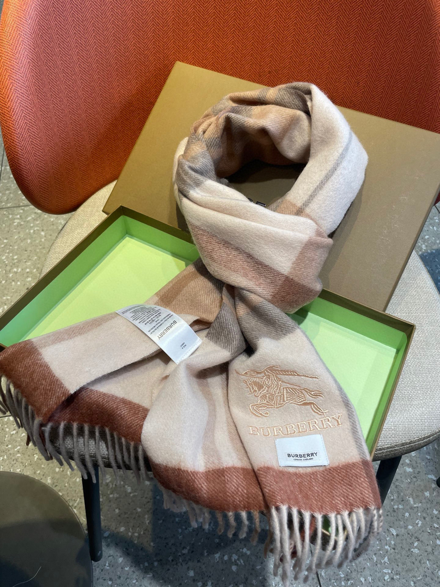 巴宝莉Bur羊绒格子好看的要疯掉了，太有型太有魅力了！！！非常斯文时尚的秋冬单品！真的很喜欢，非常Cla