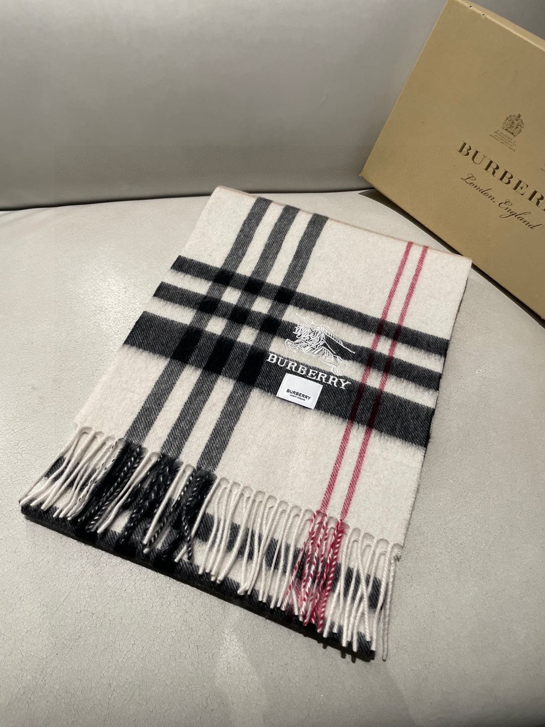 巴宝莉Bur羊绒格子好看的要疯掉了，太有型太有魅力了！！！非常斯文时尚的秋冬单品！真的很喜欢，非常Cla