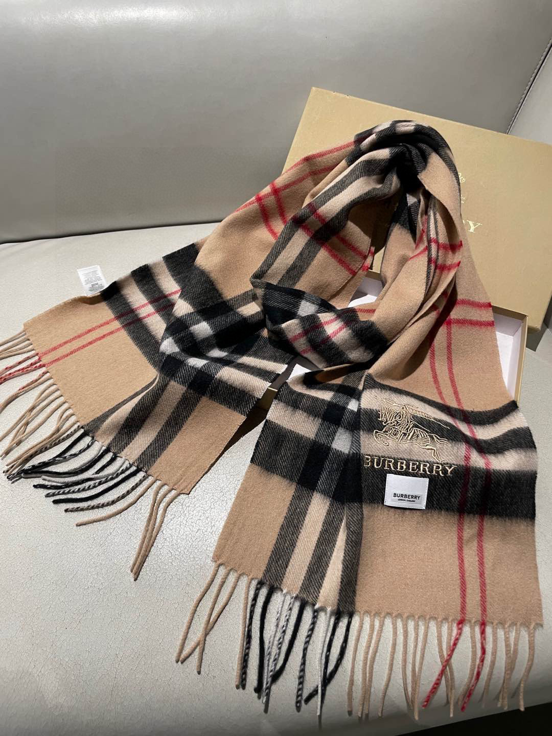 巴宝莉Bur羊绒格子好看的要疯掉了，太有型太有魅力了！！！非常斯文时尚的秋冬单品！真的很喜欢，非常Cla