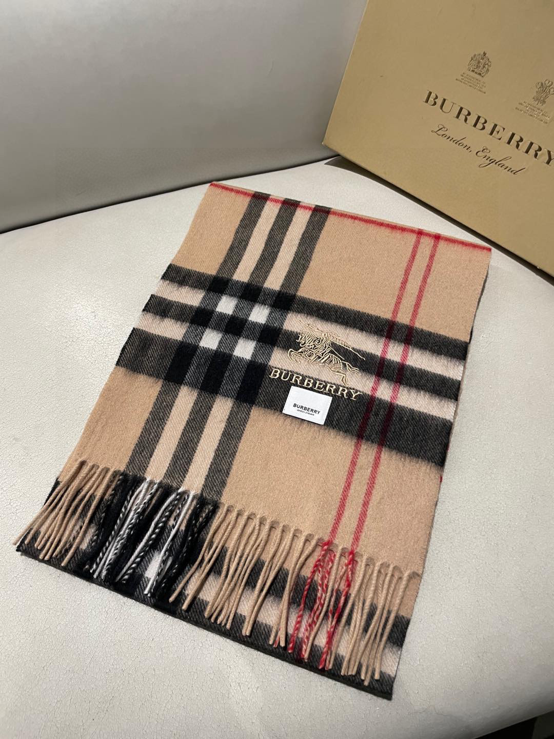 巴宝莉Bur羊绒格子好看的要疯掉了，太有型太有魅力了！！！非常斯文时尚的秋冬单品！真的很喜欢，非常Cla