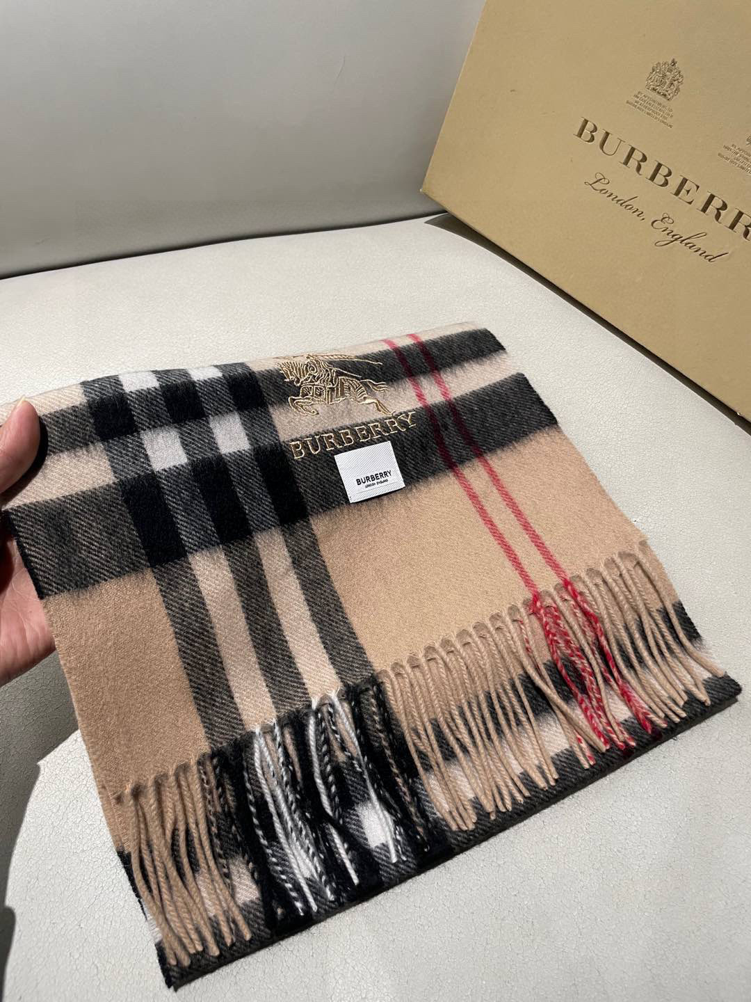 巴宝莉Bur羊绒格子好看的要疯掉了，太有型太有魅力了！！！非常斯文时尚的秋冬单品！真的很喜欢，非常Cla