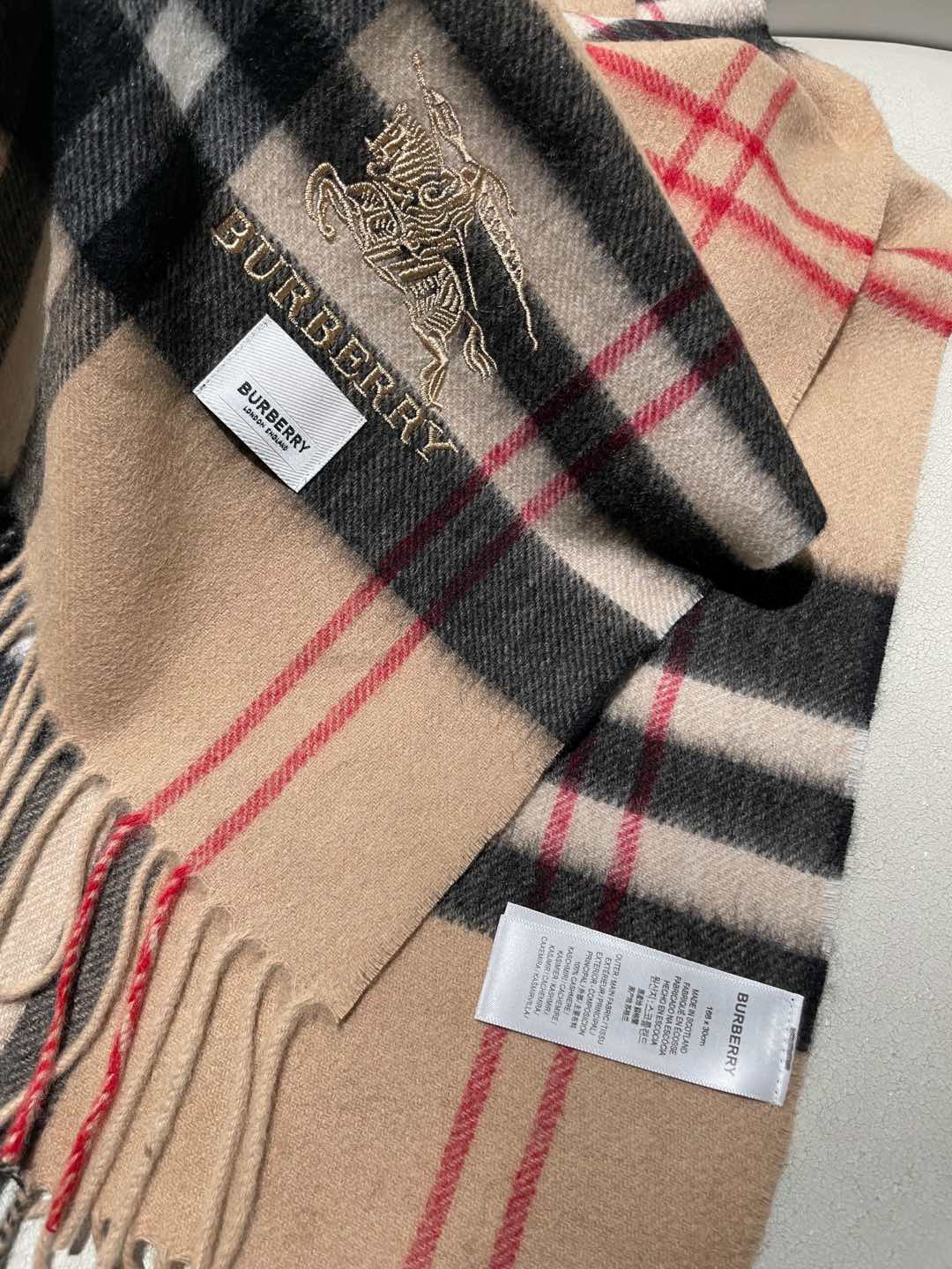 巴宝莉Bur羊绒格子好看的要疯掉了，太有型太有魅力了！！！非常斯文时尚的秋冬单品！真的很喜欢，非常Cla