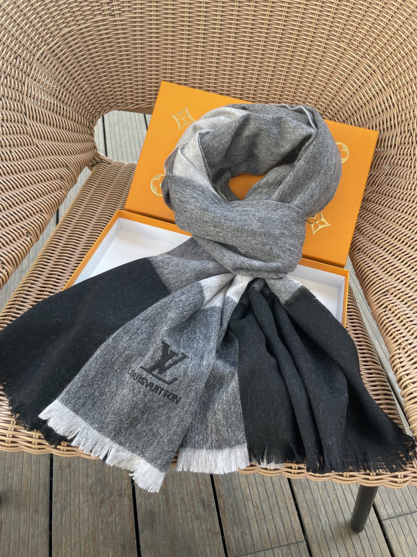 路易威登LV男女同款披肩✨羊绒经典格纹👐围巾♨️高尖端产物⚠️，经典logo刺绣，时尚大牌的顶尖设计款💕