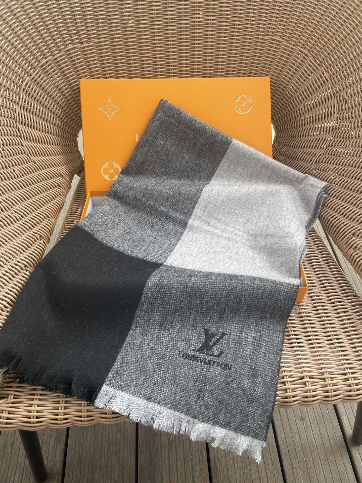 路易威登LV男女同款披肩✨羊绒经典格纹👐围巾♨️高尖端产物⚠️，经典logo刺绣，时尚大牌的顶尖设计款💕