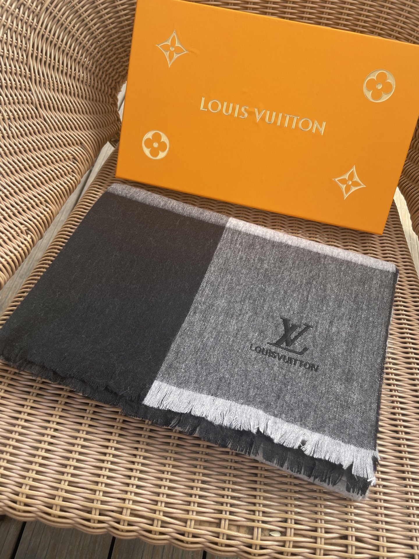 路易威登LV男女同款披肩✨羊绒经典格纹👐围巾♨️高尖端产物⚠️，经典logo刺绣，时尚大牌的顶尖设计款💕