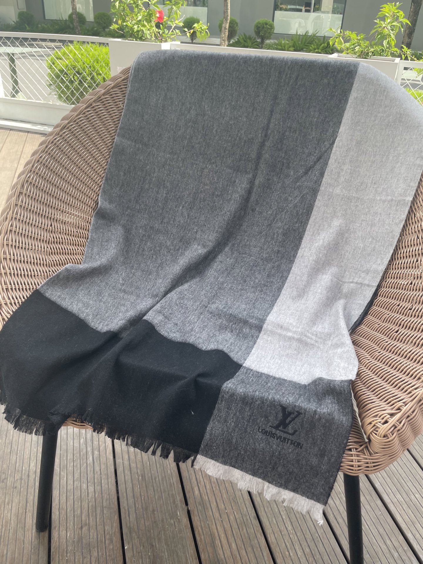 路易威登LV男女同款披肩✨羊绒经典格纹👐围巾♨️高尖端产物⚠️，经典logo刺绣，时尚大牌的顶尖设计款💕