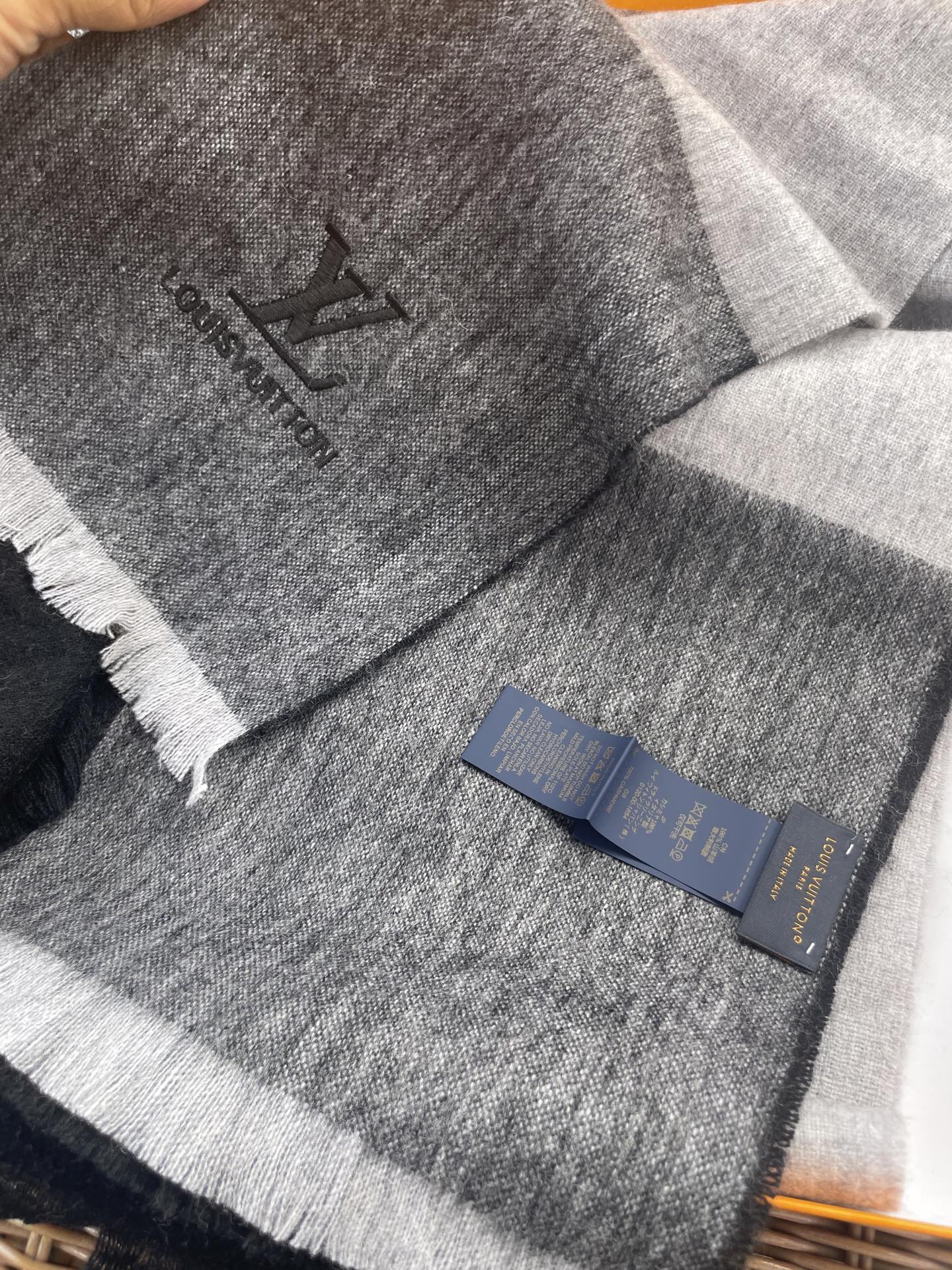 路易威登LV男女同款披肩✨羊绒经典格纹👐围巾♨️高尖端产物⚠️，经典logo刺绣，时尚大牌的顶尖设计款💕