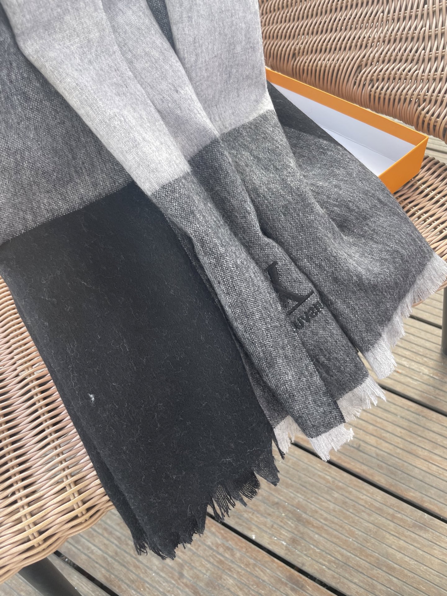 路易威登LV男女同款披肩✨羊绒经典格纹👐围巾♨️高尖端产物⚠️，经典logo刺绣，时尚大牌的顶尖设计款💕