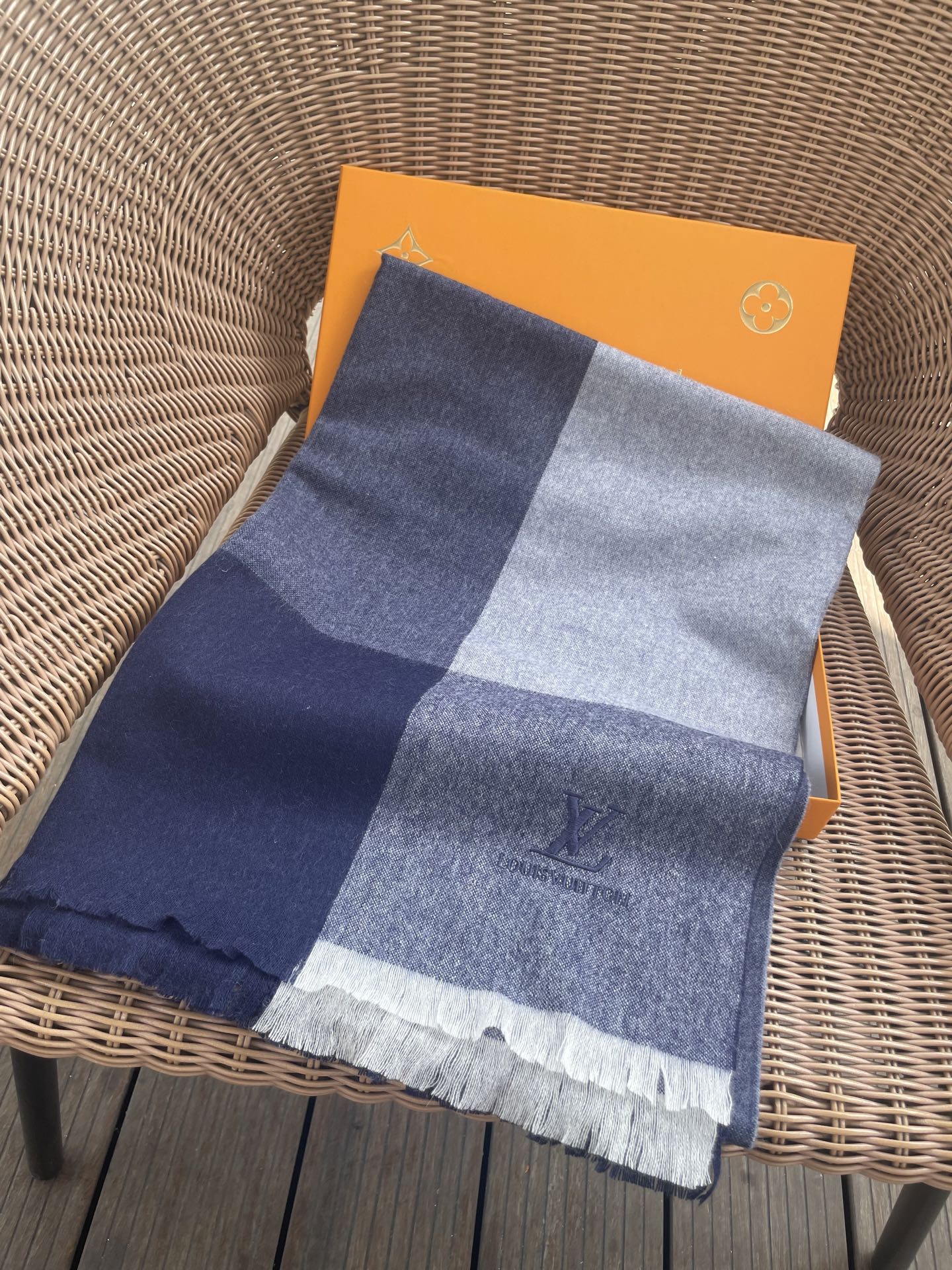 路易威登LV男女同款披肩✨羊绒经典格纹👐围巾♨️高尖端产物⚠️，经典logo刺绣，时尚大牌的顶尖设计款💕