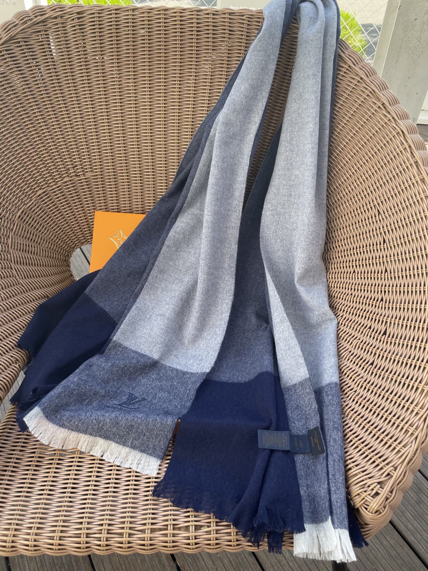 路易威登LV男女同款披肩✨羊绒经典格纹👐围巾♨️高尖端产物⚠️，经典logo刺绣，时尚大牌的顶尖设计款💕