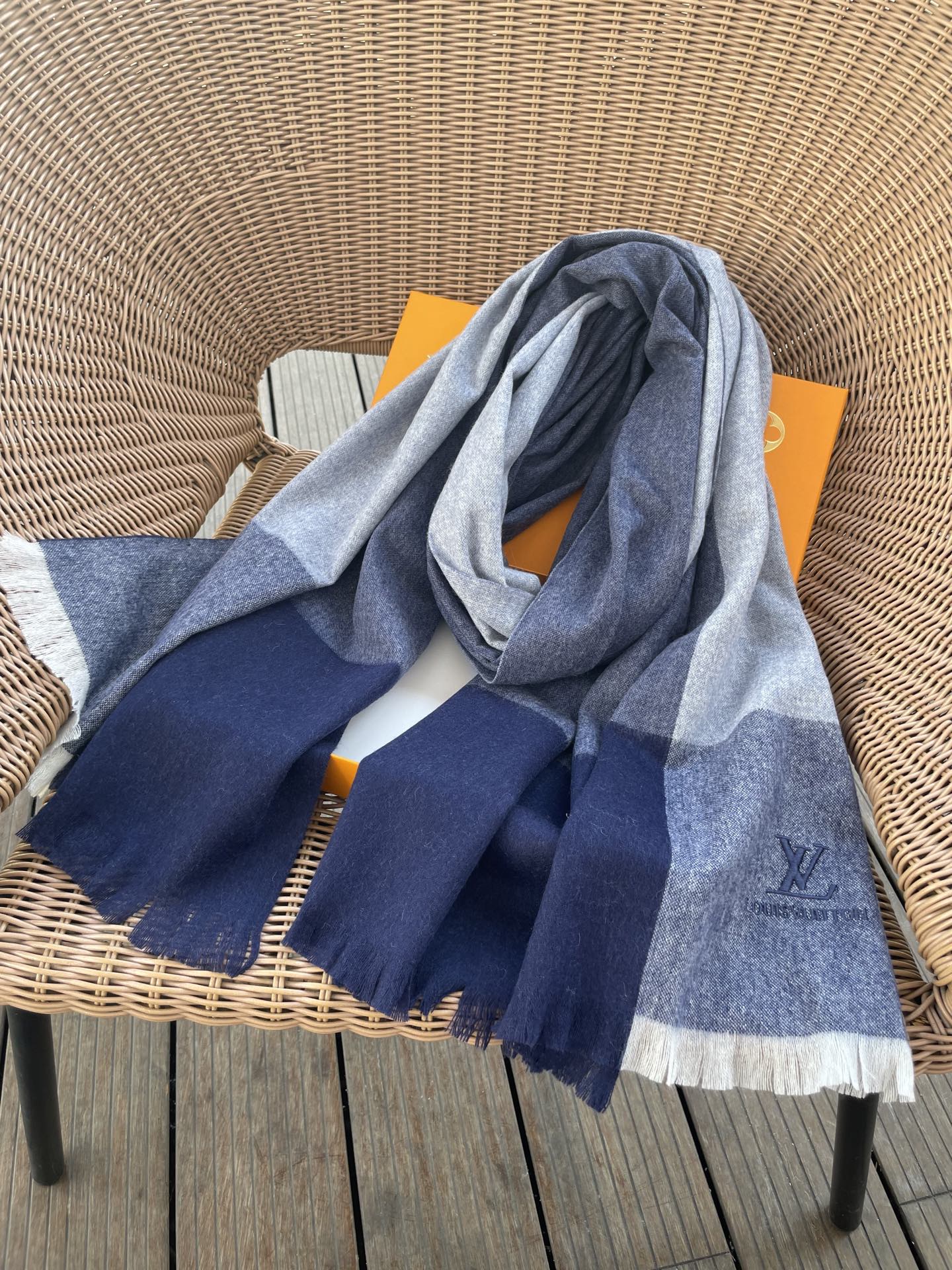 路易威登LV男女同款披肩✨羊绒经典格纹👐围巾♨️高尖端产物⚠️，经典logo刺绣，时尚大牌的顶尖设计款💕