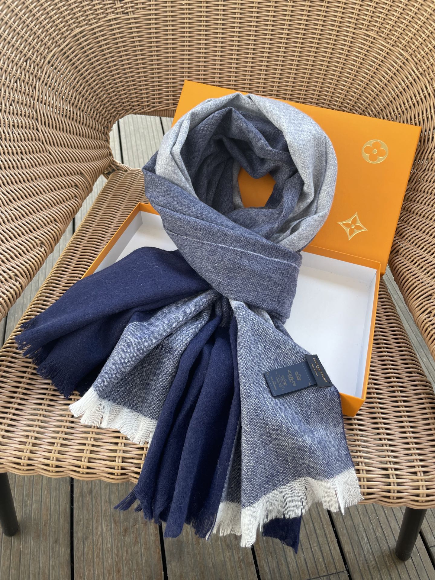 路易威登LV男女同款披肩✨羊绒经典格纹👐围巾♨️高尖端产物⚠️，经典logo刺绣，时尚大牌的顶尖设计款💕