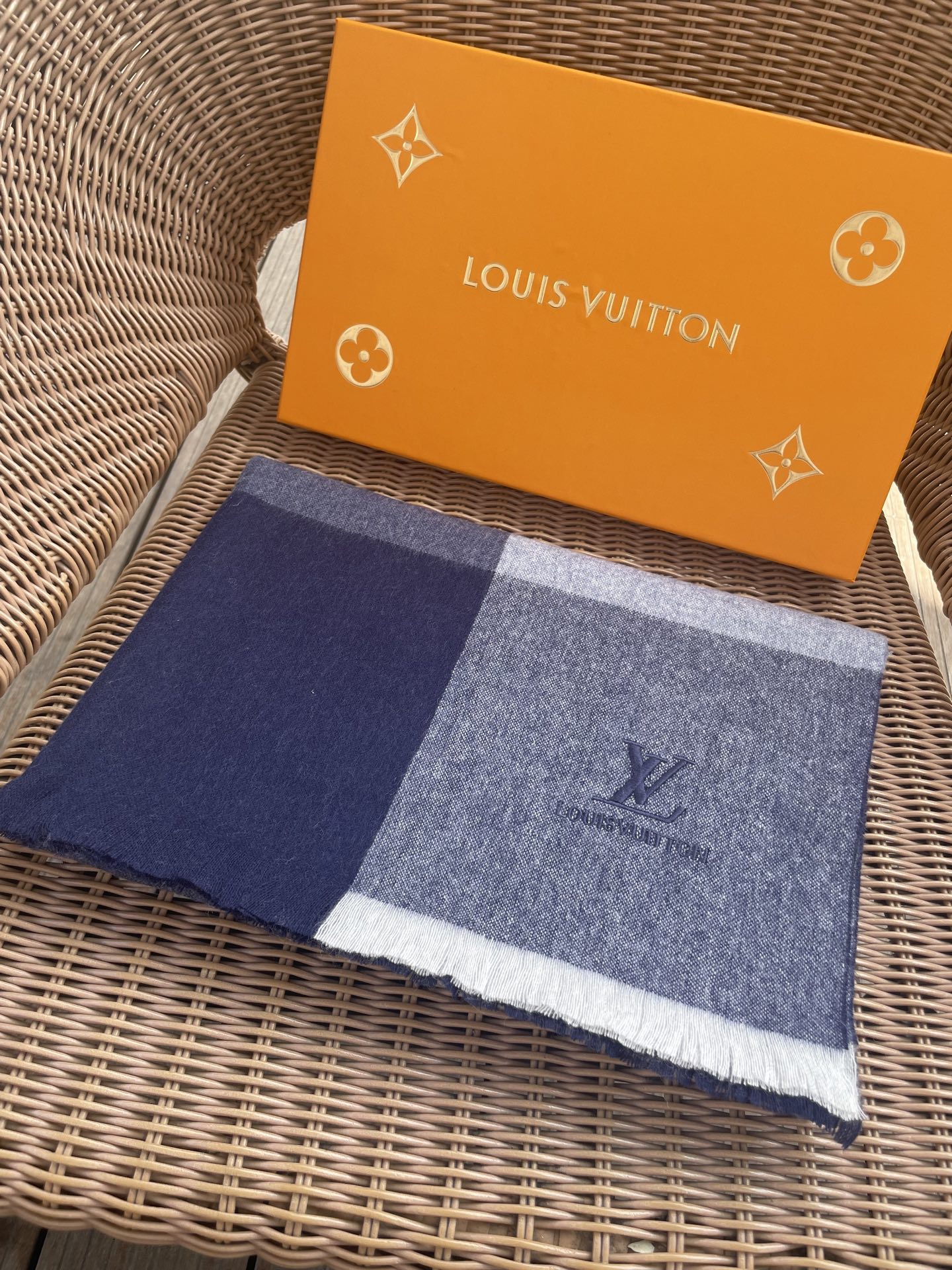 路易威登LV男女同款披肩✨羊绒经典格纹👐围巾♨️高尖端产物⚠️，经典logo刺绣，时尚大牌的顶尖设计款💕